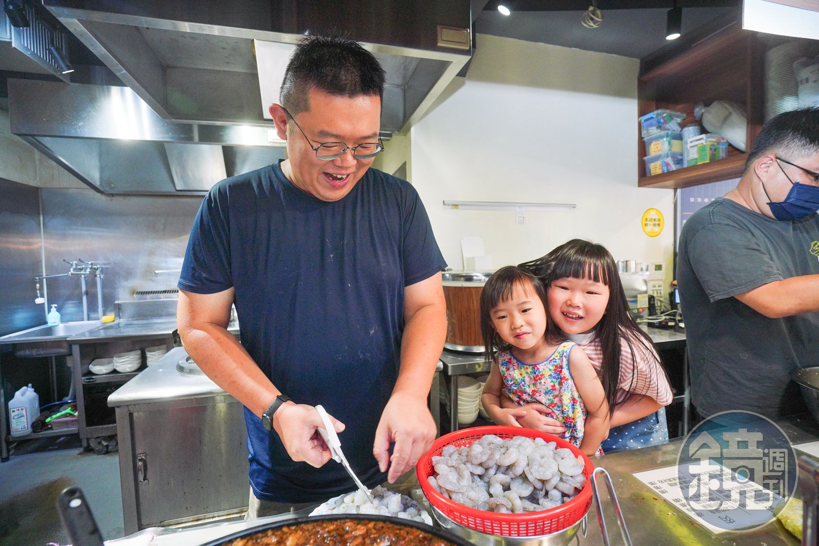 高雄五福扁食已交棒第三代。內湖店由林進泰的小兒子掌管，兩個小孫女也從小吃扁食長大