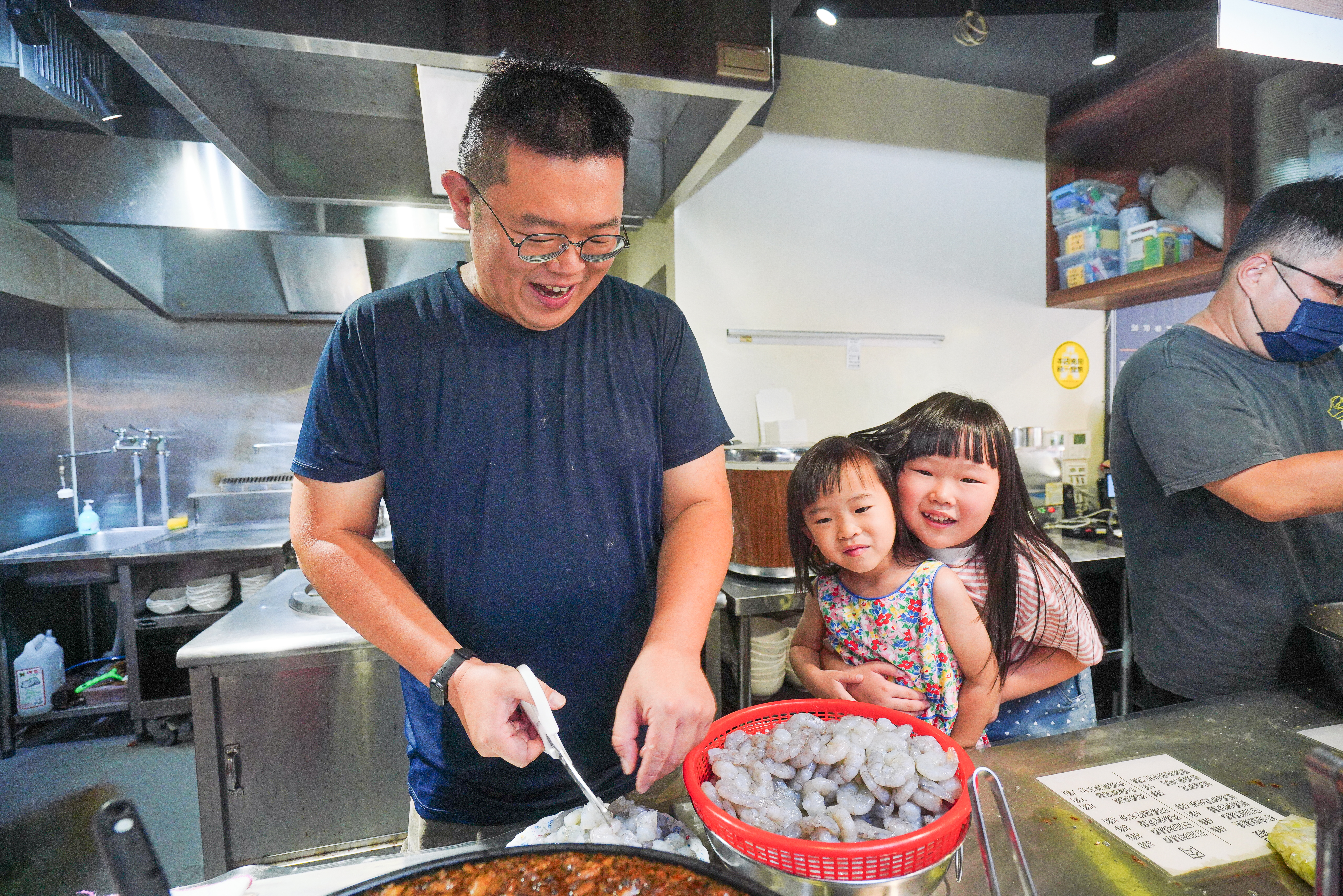 高雄五福扁食已交棒第三代。內湖店由林進泰的小兒子掌管,兩個小孫女也從小吃扁食長大。