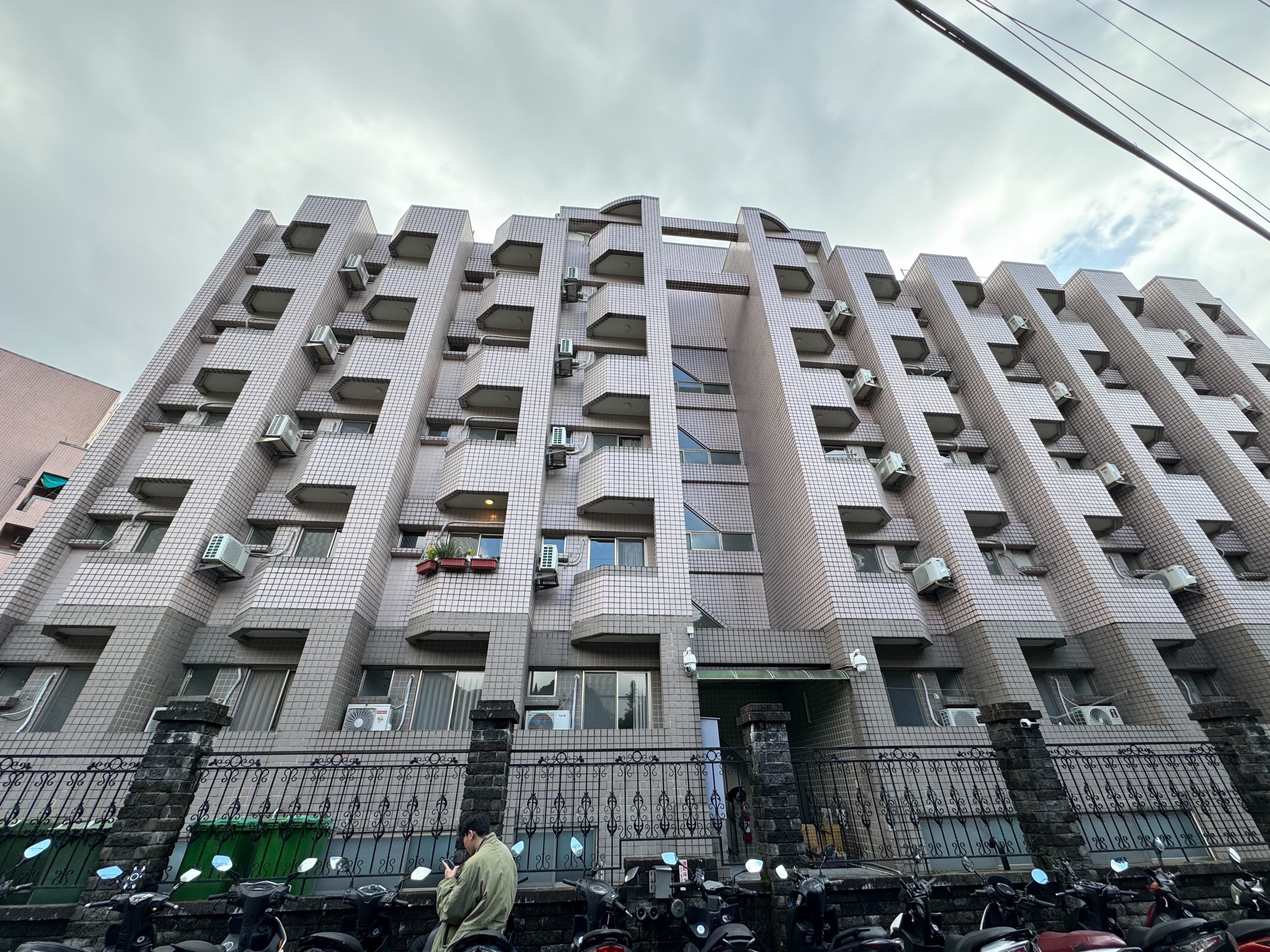 國民黨總統候選人侯友宜的陽明山房產凱旋苑，因租金過高引發爭議。