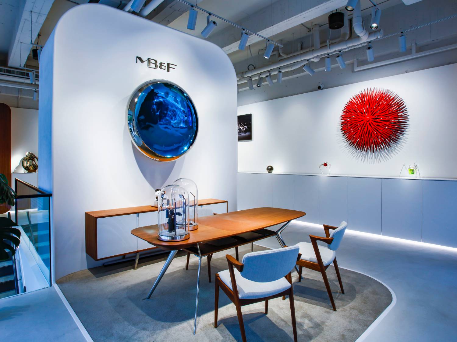 全新改裝的MB&F Lab,空間極簡純淨,雪白牆面掛上各式現代風格藝術品以及機械裝置,家具也都是來自瑞士、北歐風格設計大師的經典作品。