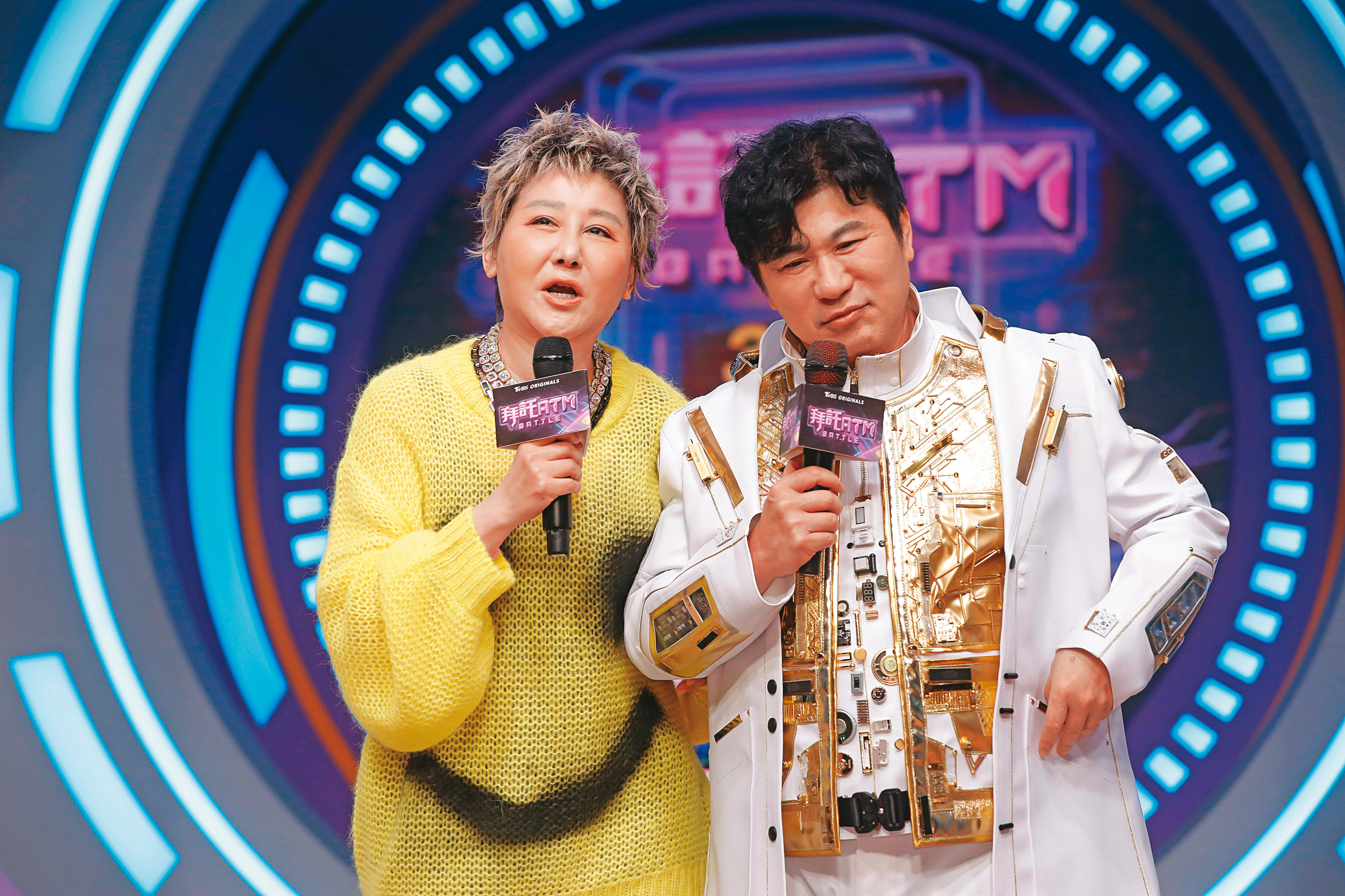胡瓜（右）在TVBS開節目，藍心湄（左）站台力挺打氣。