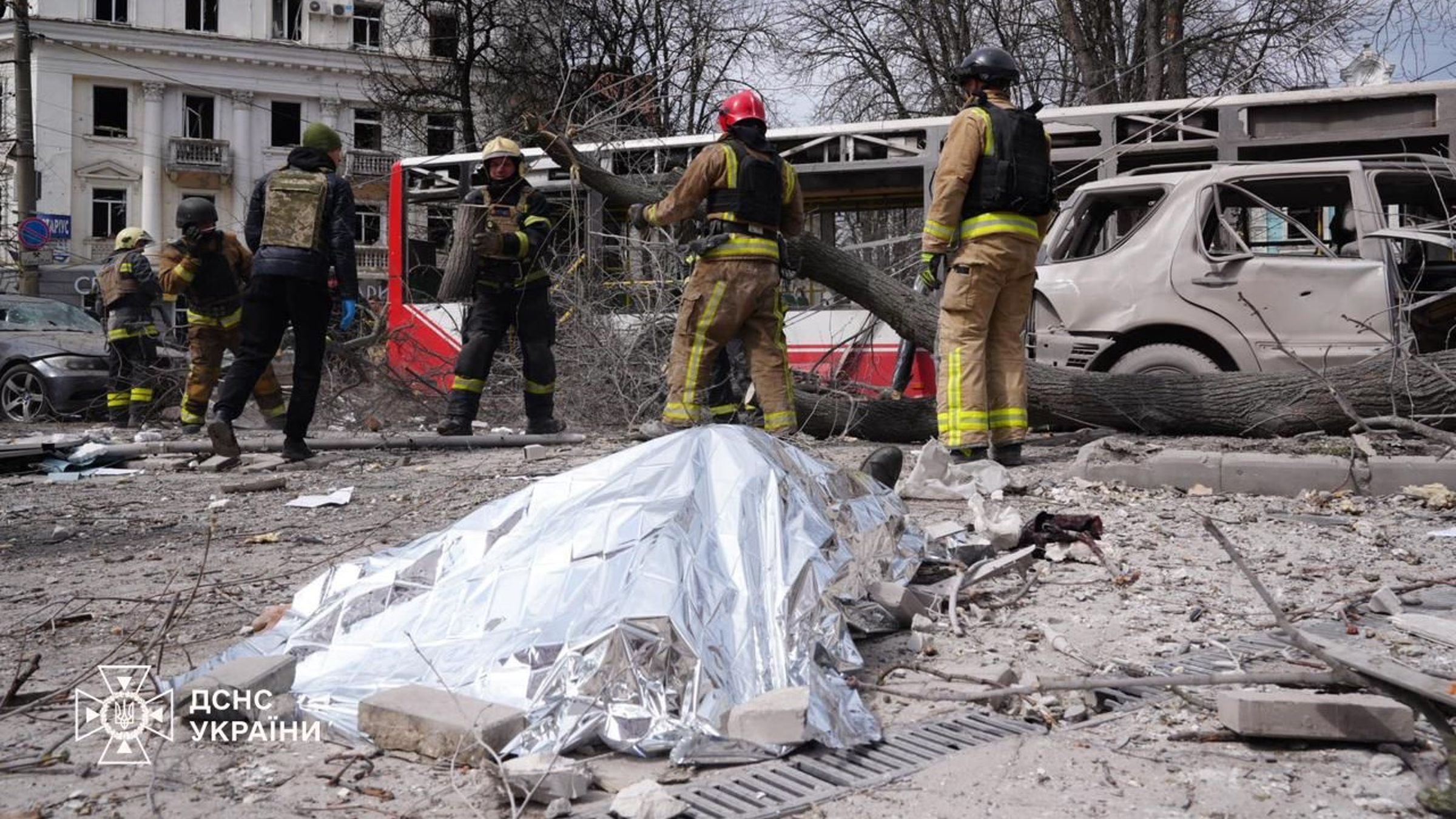 俄羅斯13日以飛彈襲擊烏克蘭東北部城市蘇梅,造成至少34人死亡、117人受傷。(翻攝自X@ZelenskyyUa)