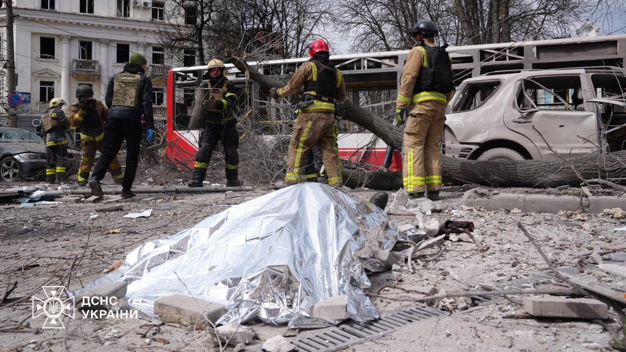 俄羅斯13日以飛彈襲擊烏克蘭東北部城市蘇梅，造成至少34人死亡、117人受傷。（翻攝自X@ZelenskyyUa）