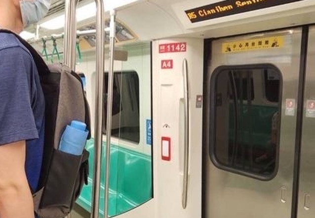 高雄捷運今天傳出車門玻璃脫落意外，示意圖。（翻攝自高雄捷運 x 高雄輕軌粉專）