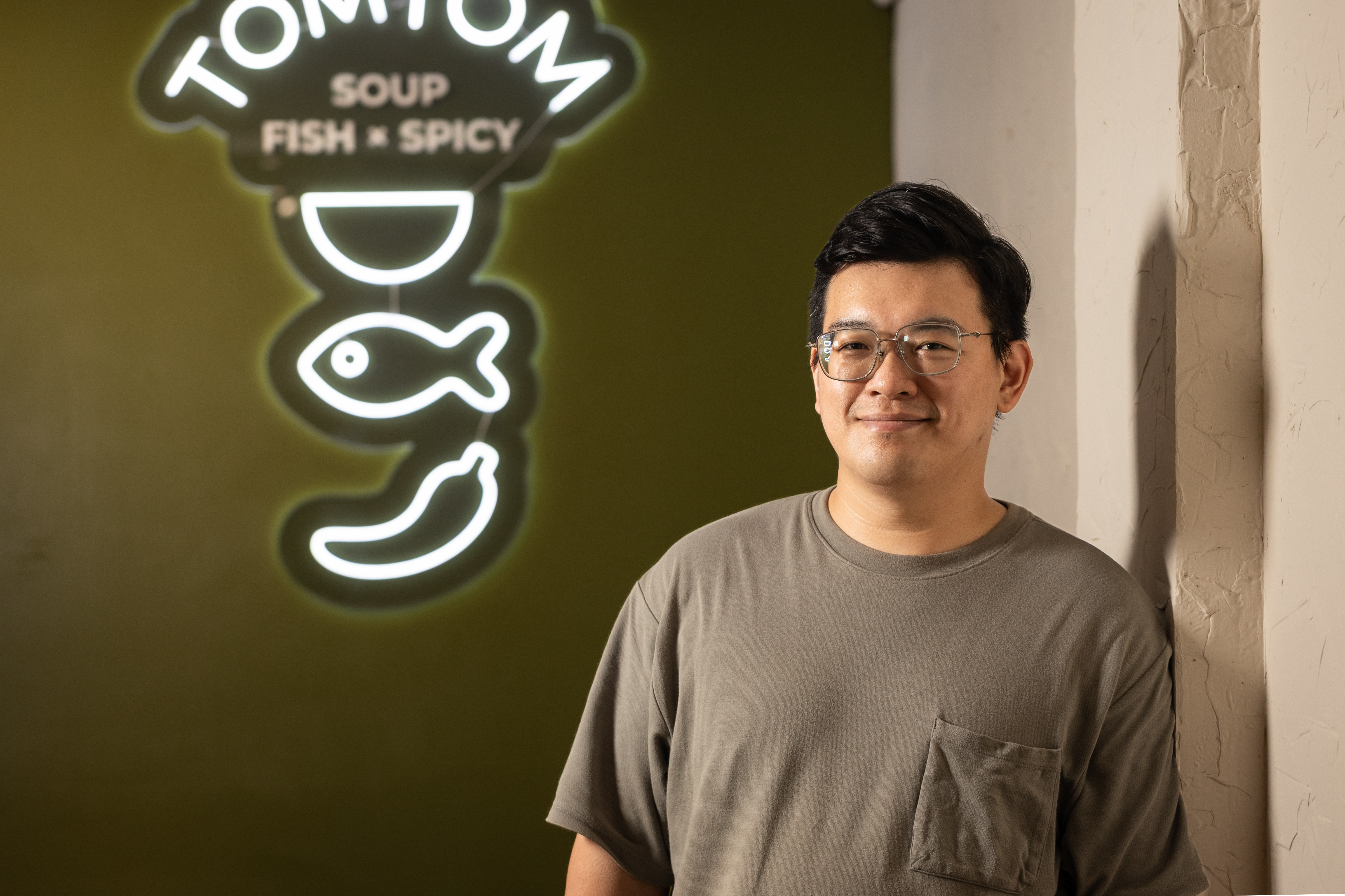 老闆兼主廚楊宇桁從小就愛烹飪，味覺很靈敏，動作能力很強，長大後自然進了餐飲這一行。