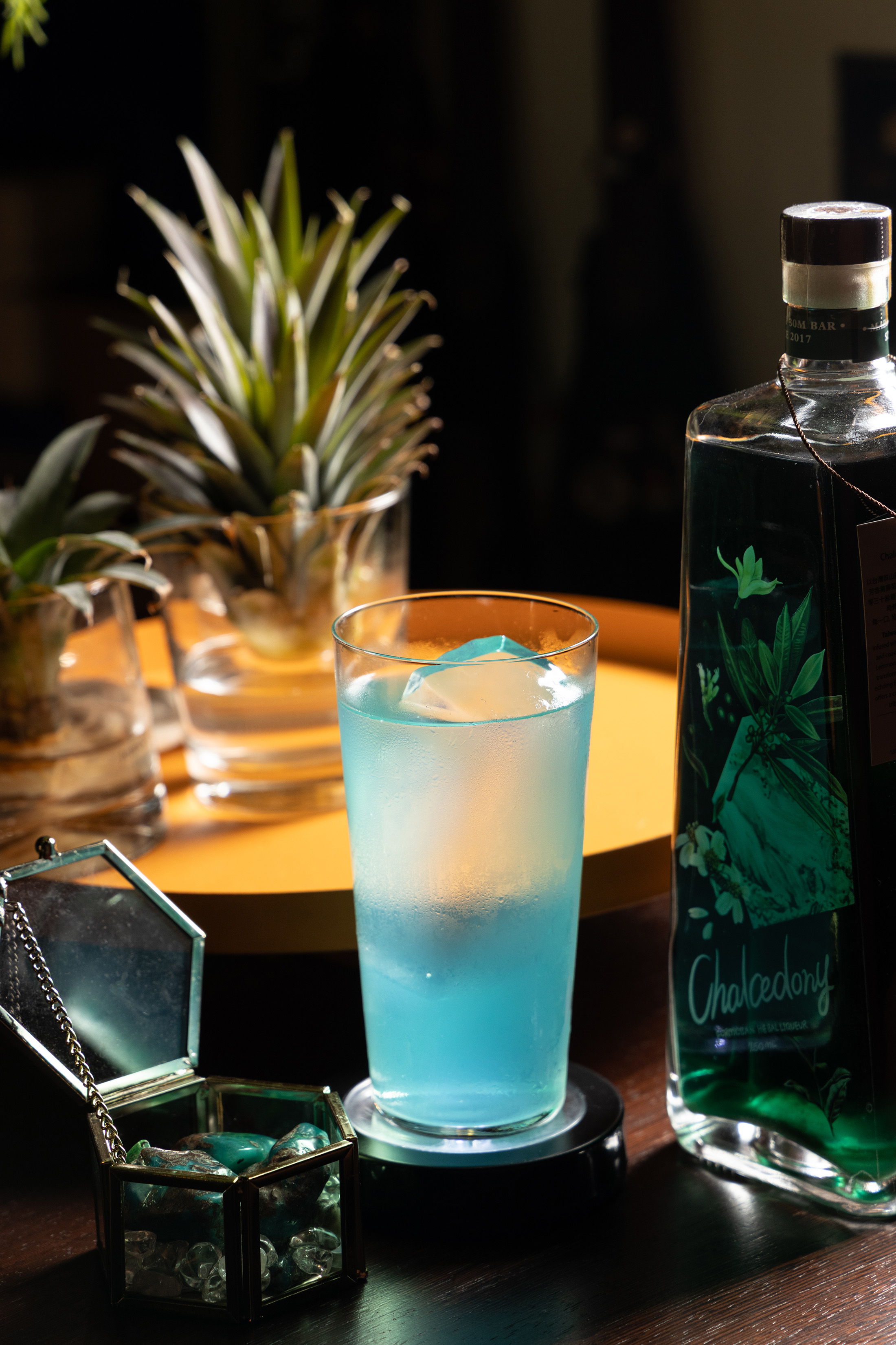「台灣藍寶」（右，2,000元／750ml）的建議喝法是「藍寶通寧」（中，400元／杯），能品嘗獨特的清新草本香氣。