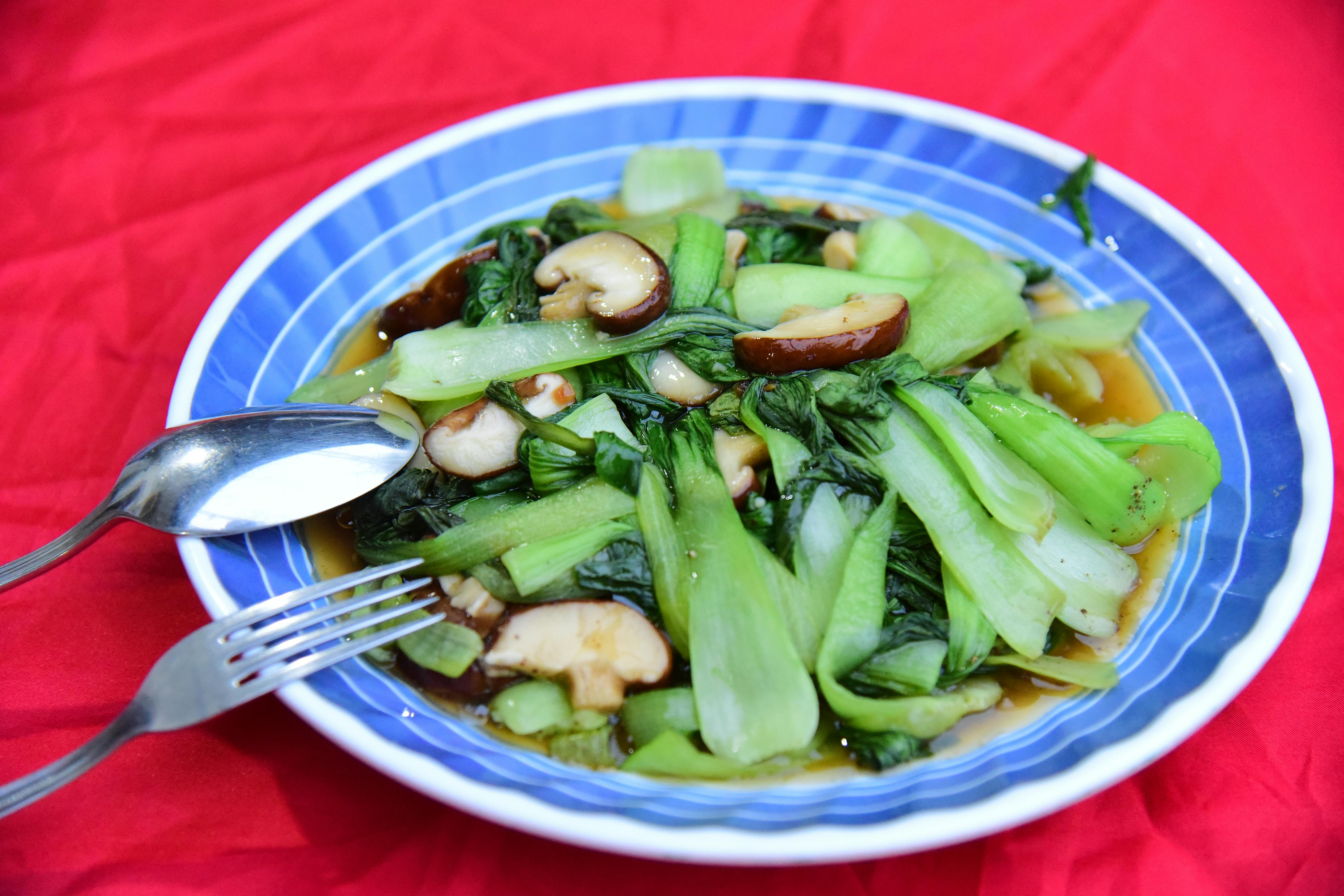 看似無害的燙青菜其實也隱藏危機，醫師洪永祥昨po文傳授「腎友外食避雷法」，幫助病患成功減少鈉的攝取。（示意圖，取自pexels）