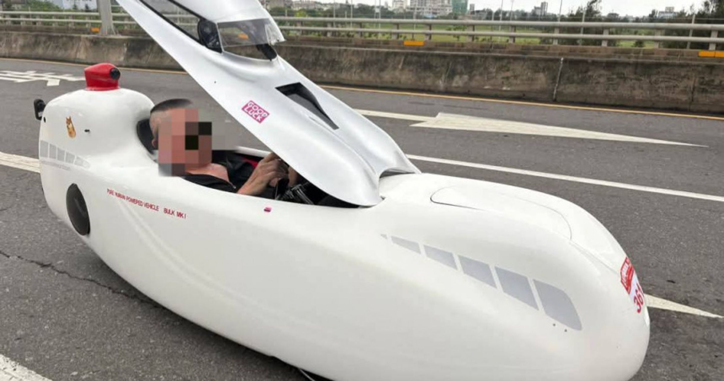 「像潛水艇又像流動廁所」全覆式自行車引熱議！然而其在台灣法規未定義，因體積低矮藏隱憂，違規上路恐挨罰。（翻攝自臉書）