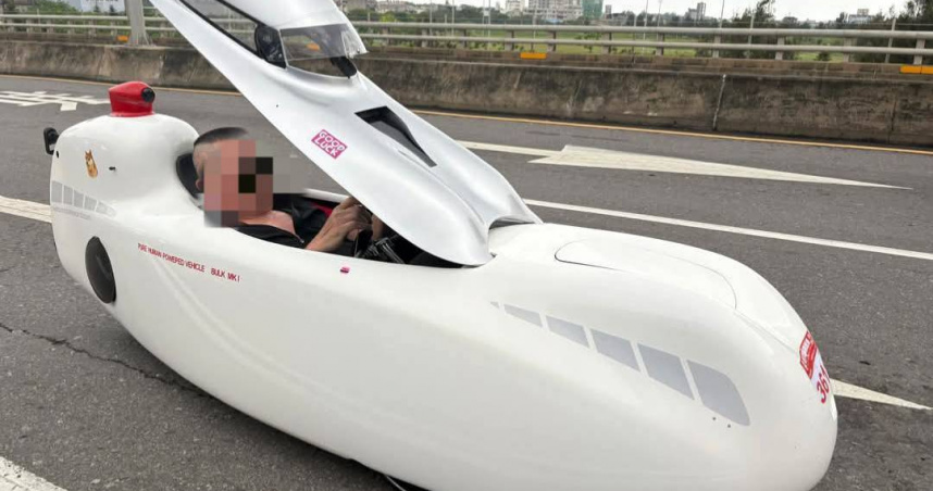 「像潛水艇又像流動廁所」全覆式自行車引熱議！然而其在台灣法規未定義，因體積低矮藏隱憂，違規上路恐挨罰。（翻攝自臉書）