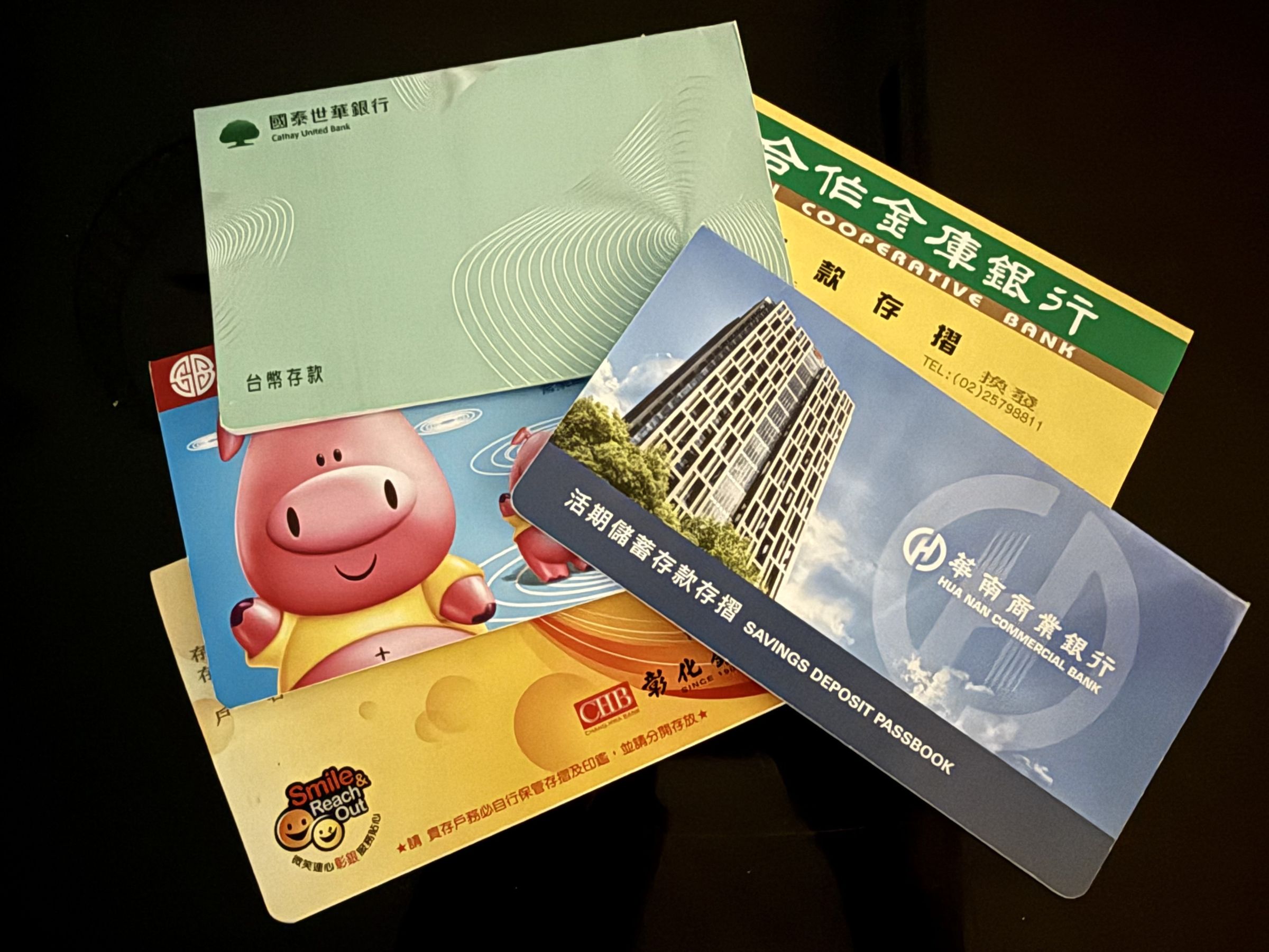 一名女網友發文表示,每換工作就正好要辦薪轉戶,至今已有6個不同銀行的帳戶,讓她顯得無奈,釣出一票上班族共鳴,圖為示意圖。(民眾提供)