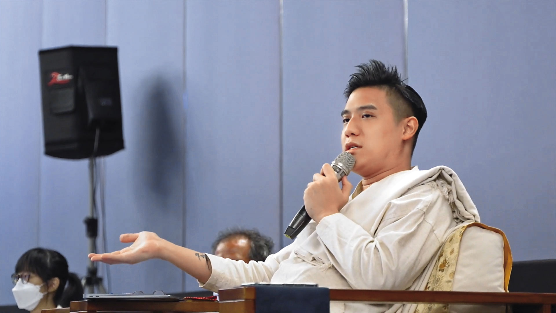 網紅禪師熊仁謙（圖）是大寶法王在台首席弟子，時常在法會上開講。（翻攝熊仁謙YouTube）