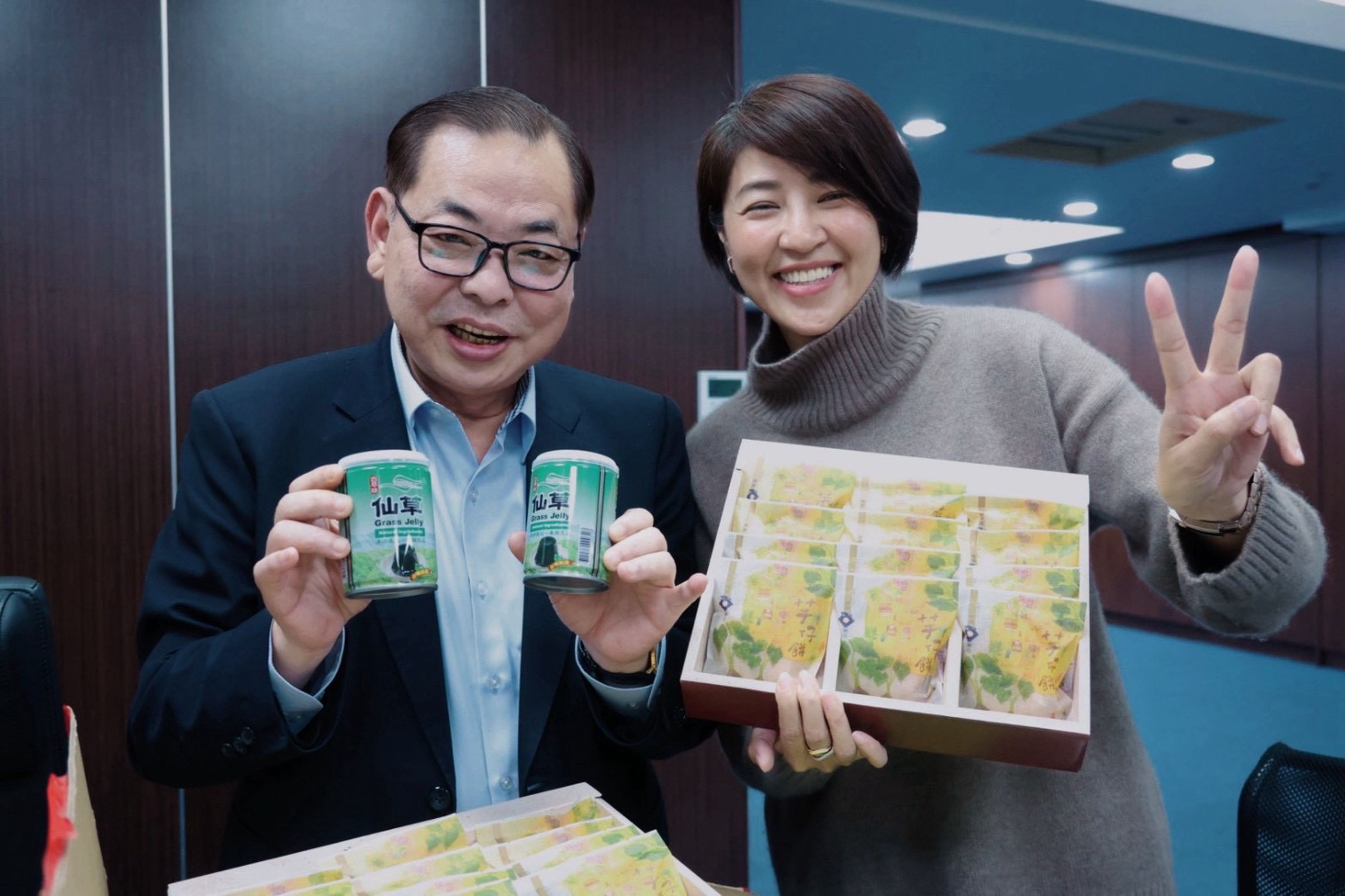 南投縣長許淑華（右）與新竹縣副縣長陳見賢（左）同台交流，聚焦觀光、農產與文化合作，拍板推動跨縣市區域聯盟。