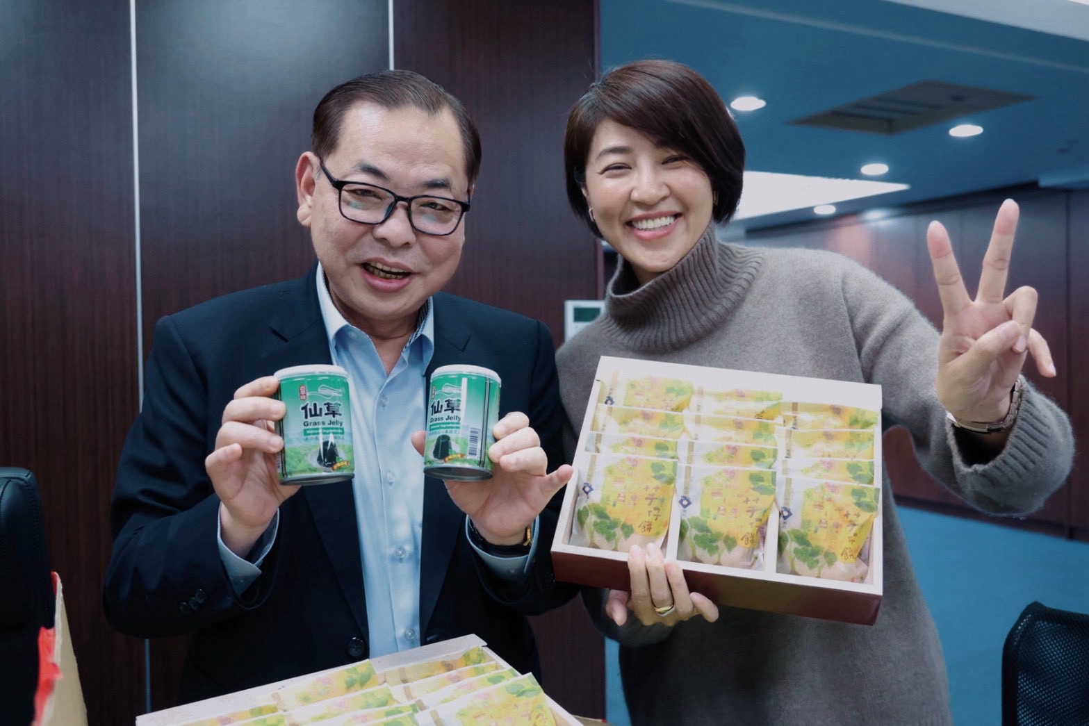 南投縣長許淑華（右）與新竹縣副縣長陳見賢（左）同台交流，聚焦觀光、農產與文化合作，拍板推動跨縣市區域聯盟。