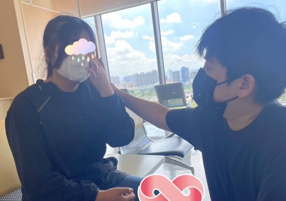 小婉承擔家中經濟重擔,壓力大到只能背地裡偷哭。(翻攝「愛的延續公益協會」臉書粉絲專頁)