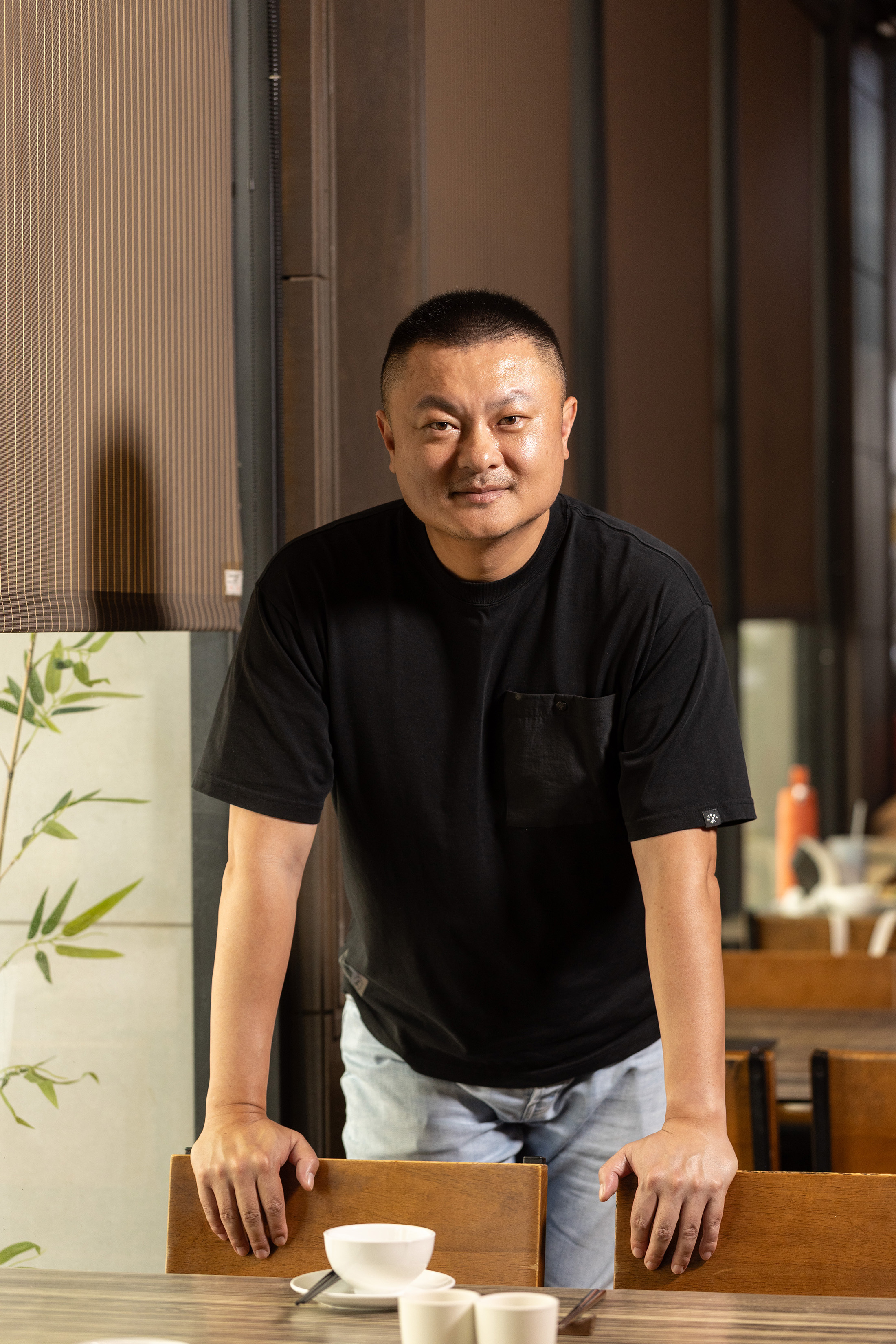 鴨片館老闆張學霖開業逾13年，推出烤鴨八吃與多款令人津津樂道的熱菜，把實吃這件事做到極致。