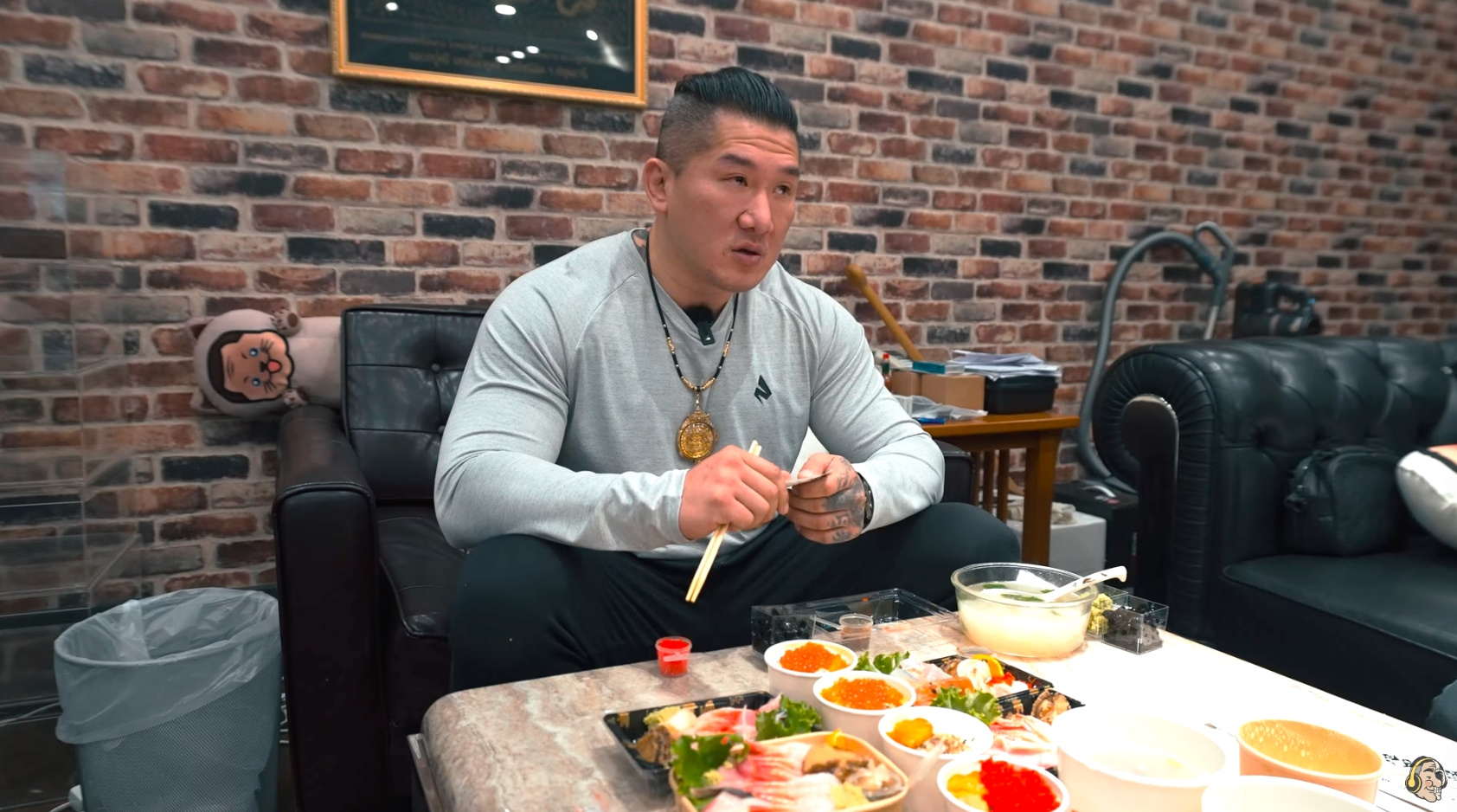 館長親自試吃超哥新開的日式餐廳的「超甲組海鮮丼飯」。（翻攝自館長惡名昭彰YouTube頻道）