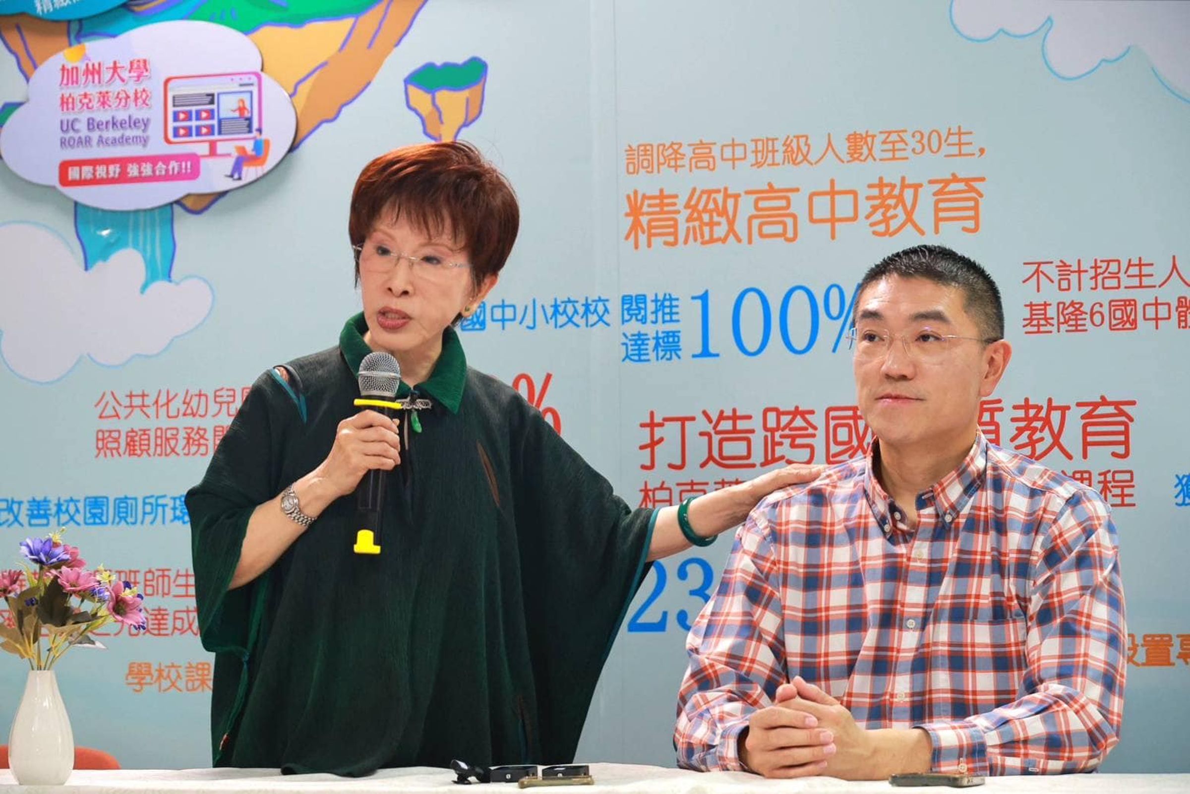 前國民黨主席洪秀柱,也曾來替謝國樑背書。(翻攝謝國樑臉書)