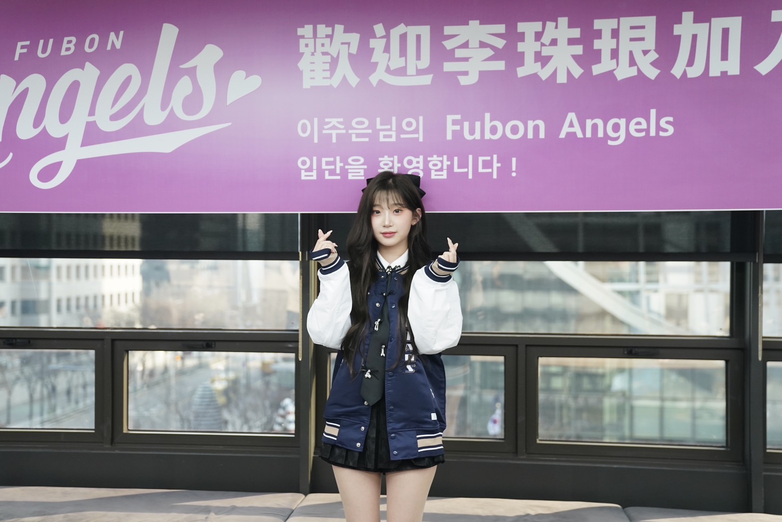 李珠珢加入Fubon Angels比愛心，看起來有點害羞。（翻攝臉書）