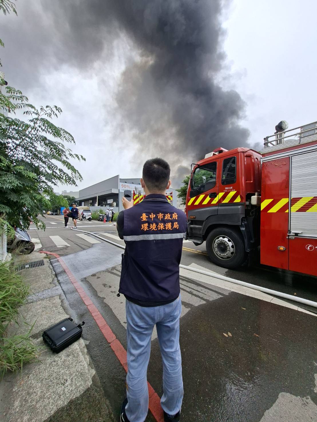 台中市北屯區敦平街新建社宅發生火警，環保局現場監測空品。（台中市政府提供）