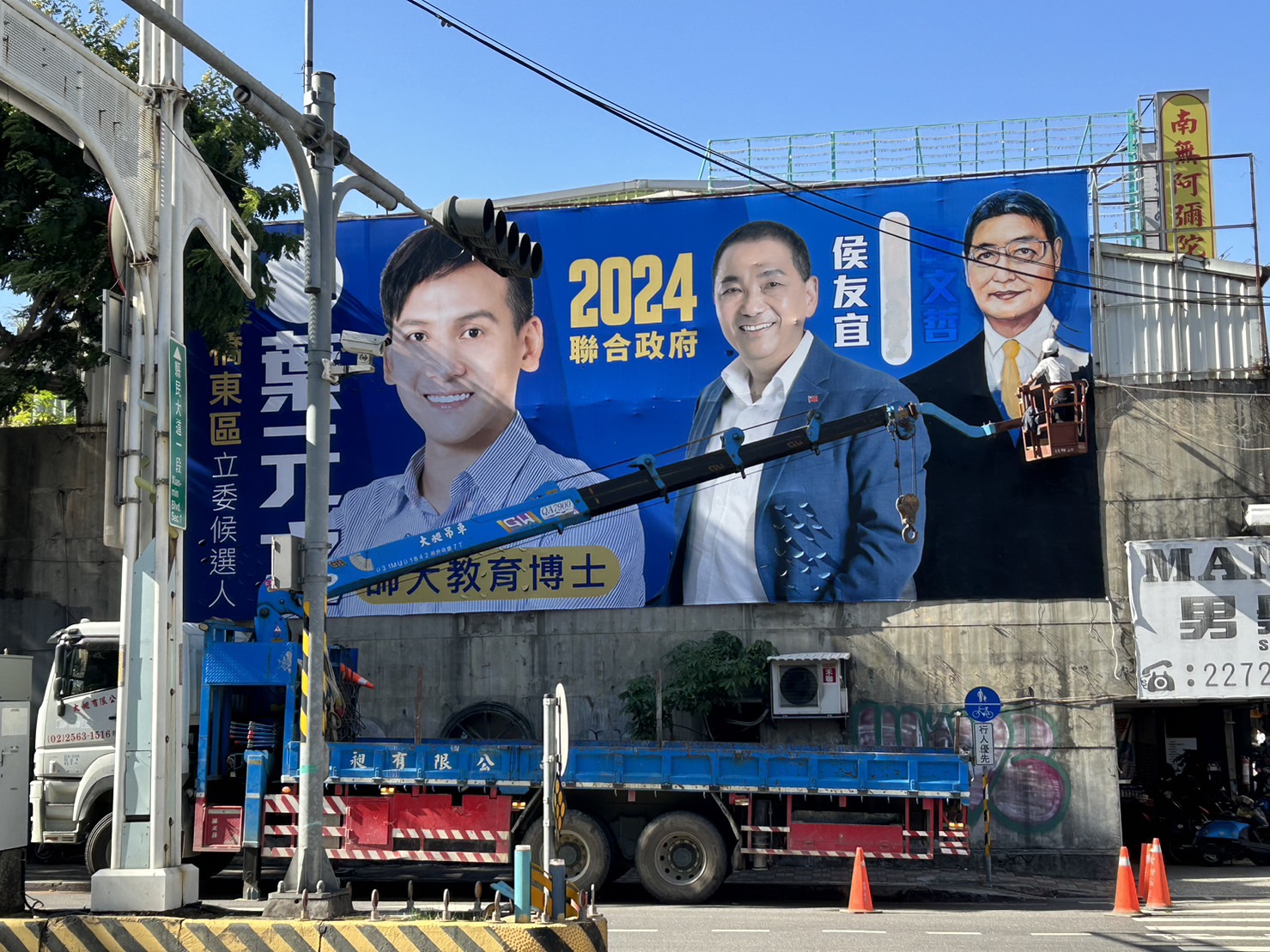 畫師正在P圖柯文哲，換成趙少康的人像。