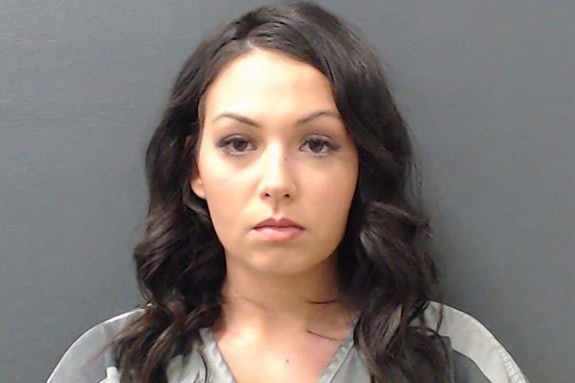 女師穿低胸緊身衣誘學生做愛，其他同學當「觀察員」！男家長知情不報。（翻自《每日星報》）