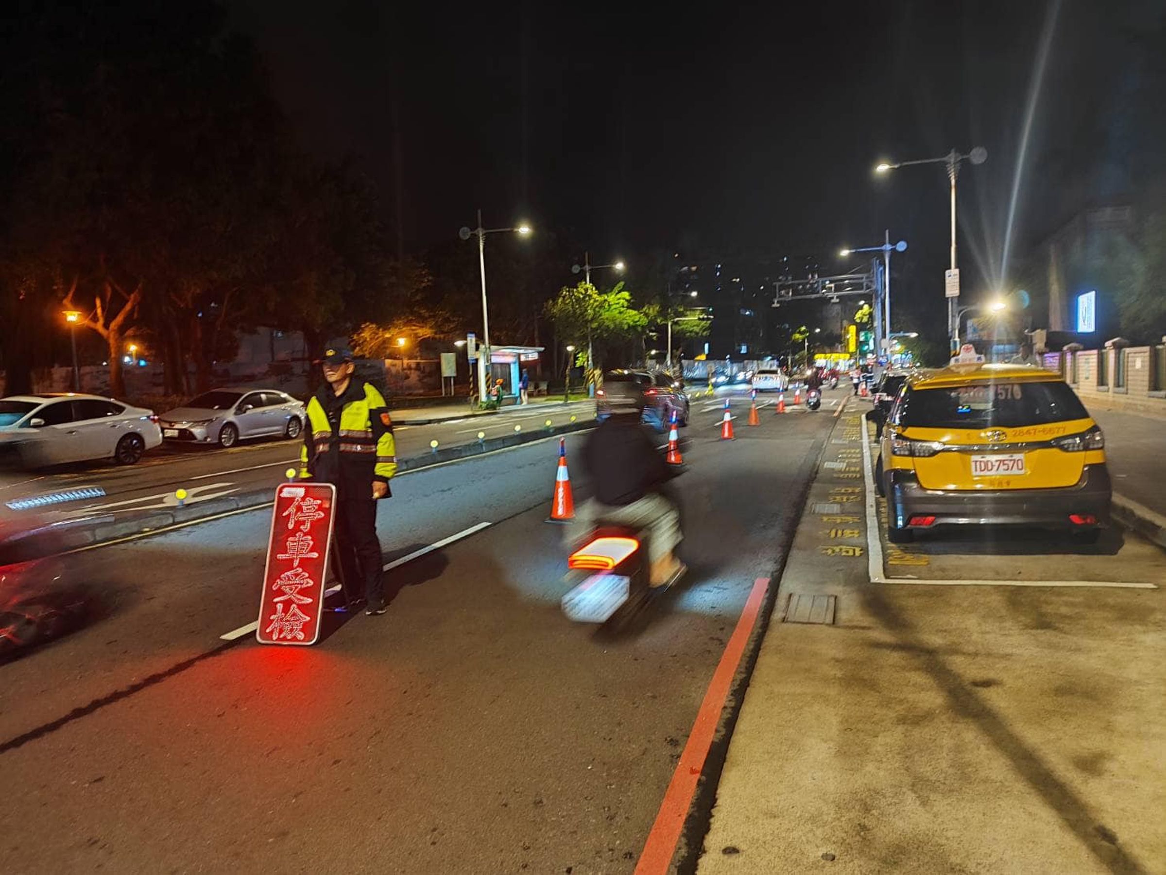 板橋監警聯合稽查執行「靖音專案」,夜間路檢取締21件違規。(翻攝自板橋警聲雲臉書)