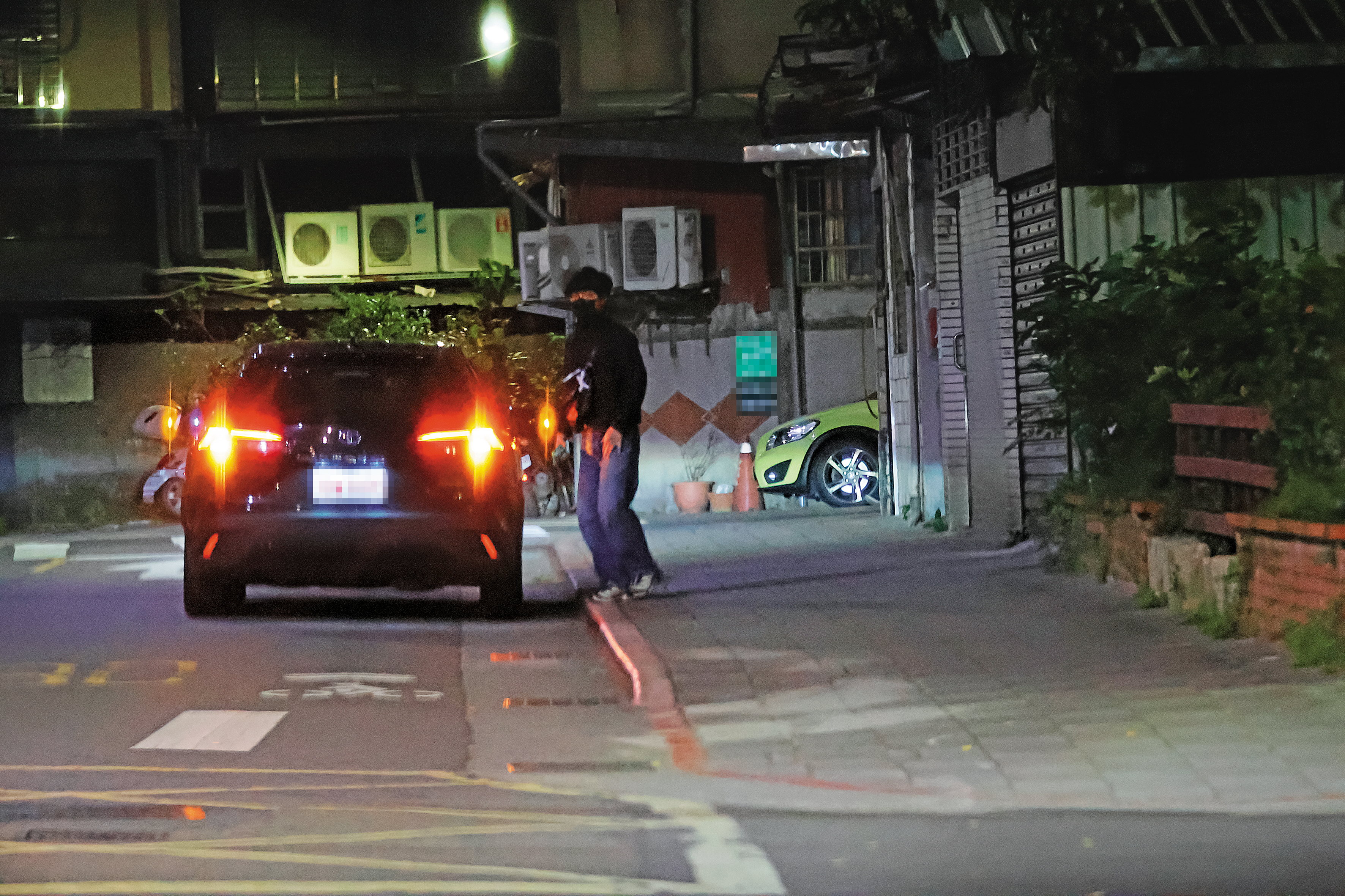 12/9，21:25，盧廣仲搭車回到住處，唱完3天演唱會，確實需要早點休息。