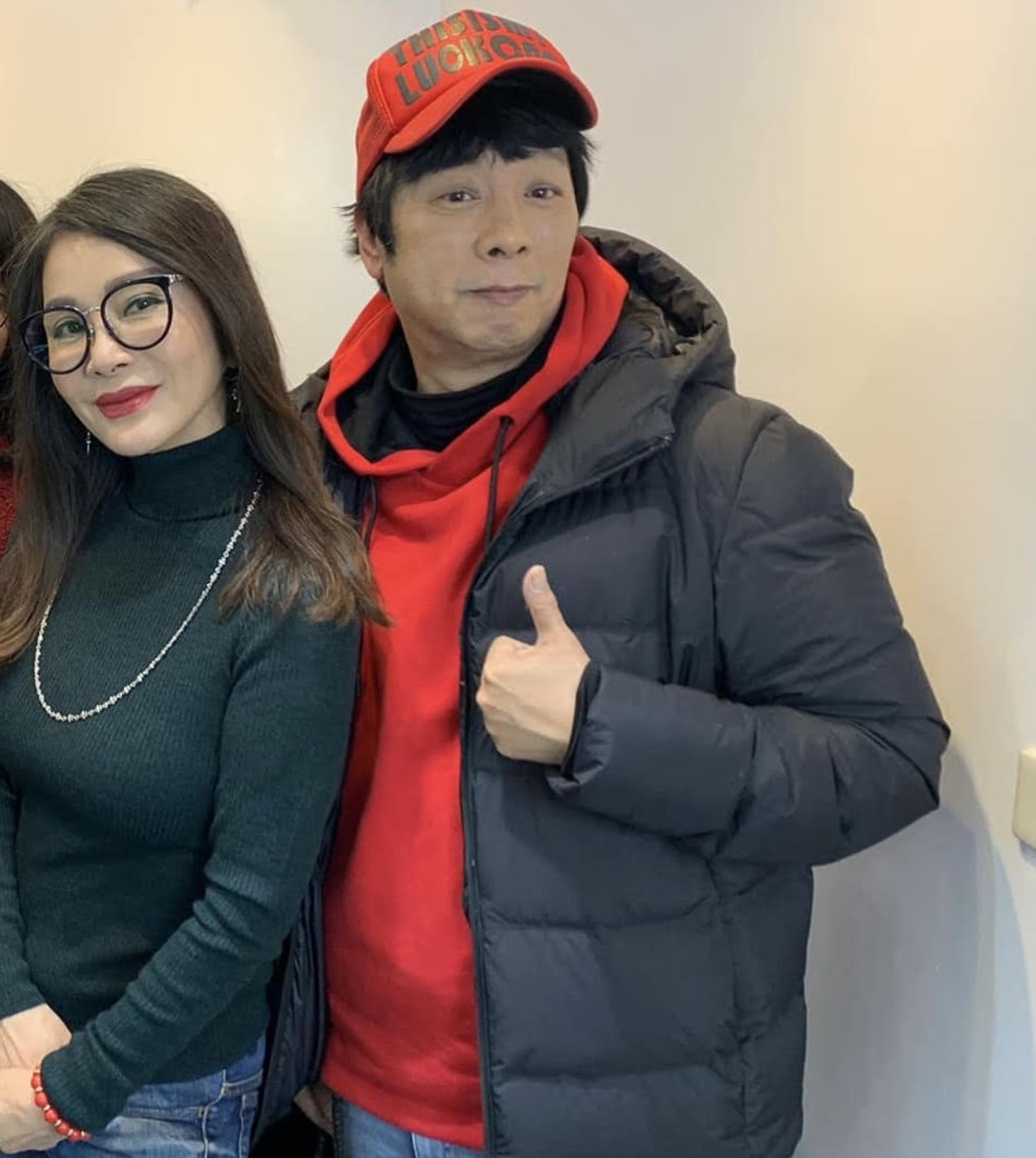 曹西平看到陳美鳳來訪開心合影。（翻攝畫面）