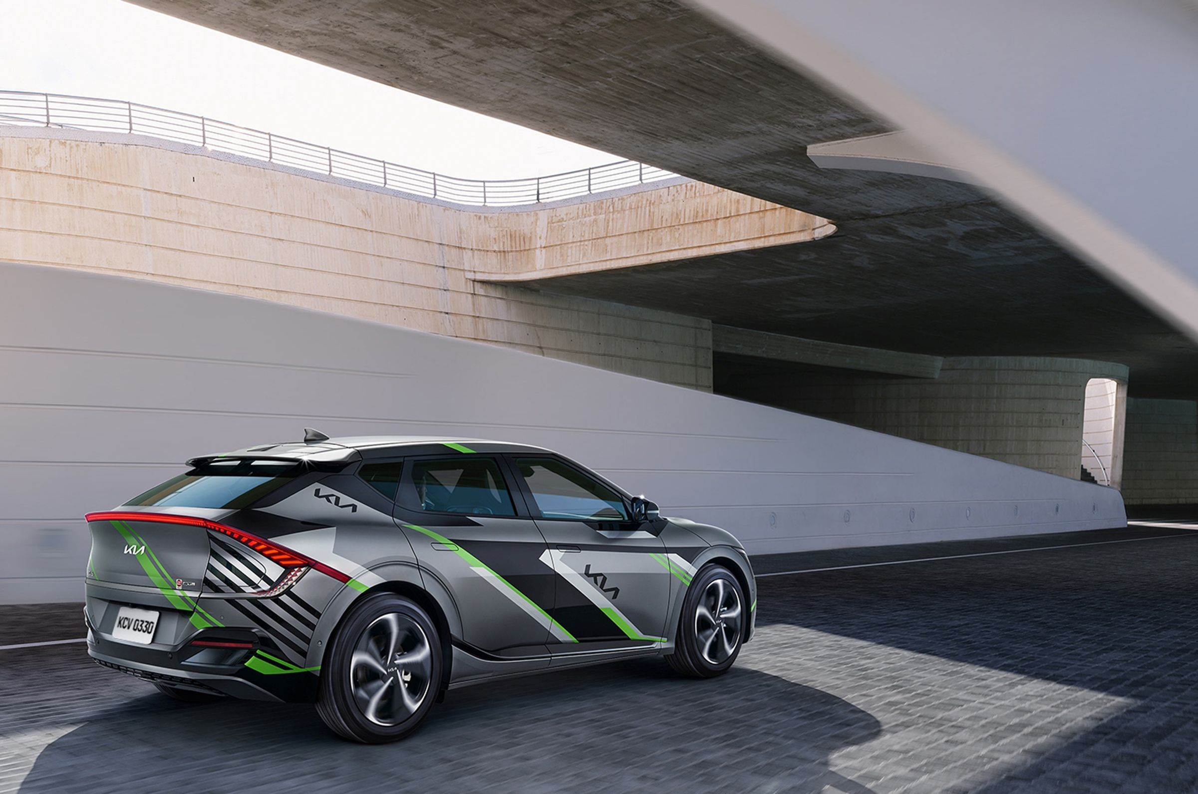 The Kia EV6 Inspiring Edition外觀以消光月景灰搭配專屬GT車款的彩繪外觀元素，內裝輔以GT迎賓燈，並配上V2L 車外電器電源分享，即刻入主享12萬專屬升級。