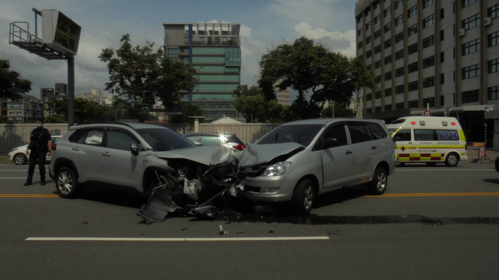 台中驚悚車禍，2車對撞「車頭全撞爛」。（翻攝畫面）