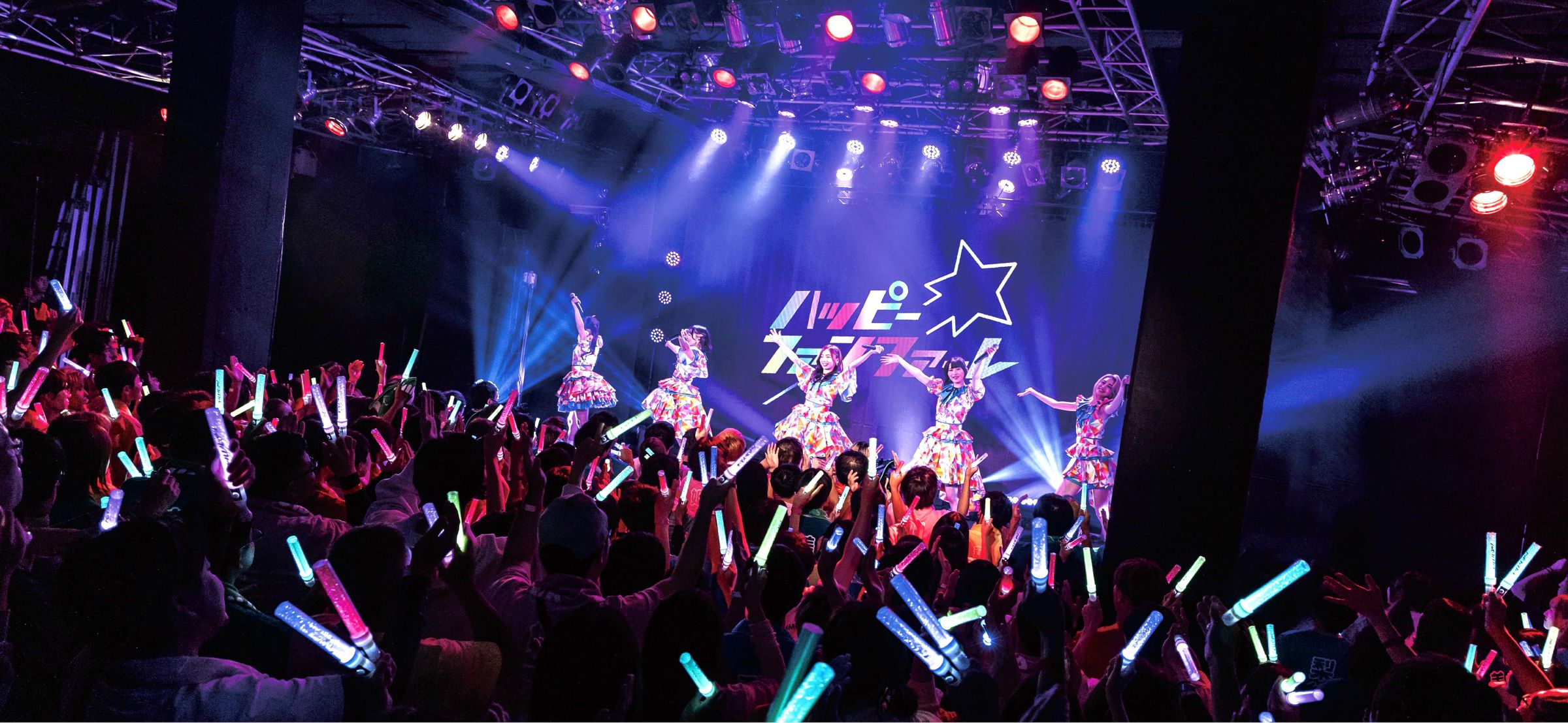 片中的虛擬女團「Happy☆Fanfare」獲得殿堂級音樂與編舞大師打造歌舞秀，還有今村美月、櫻雛乃來客串。（海鵬提供）