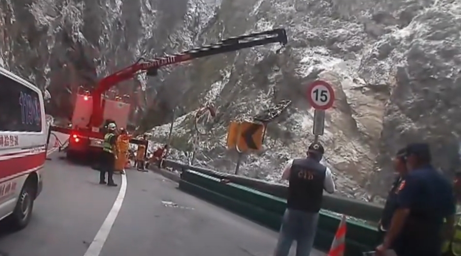 花蓮太魯閣驚見1男子陳屍溪谷，警方初步調查發現其身分是已被通報失蹤的劉姓男子。（翻攝畫面）