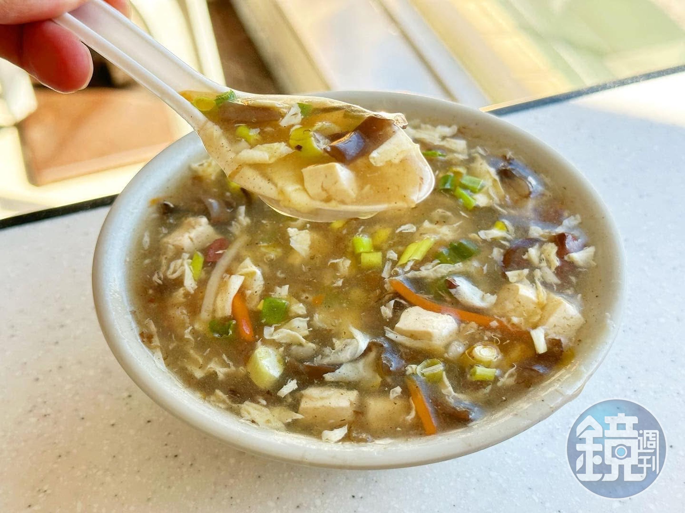 「酸辣湯」料多實在，勾芡較重一些。（45元／碗）