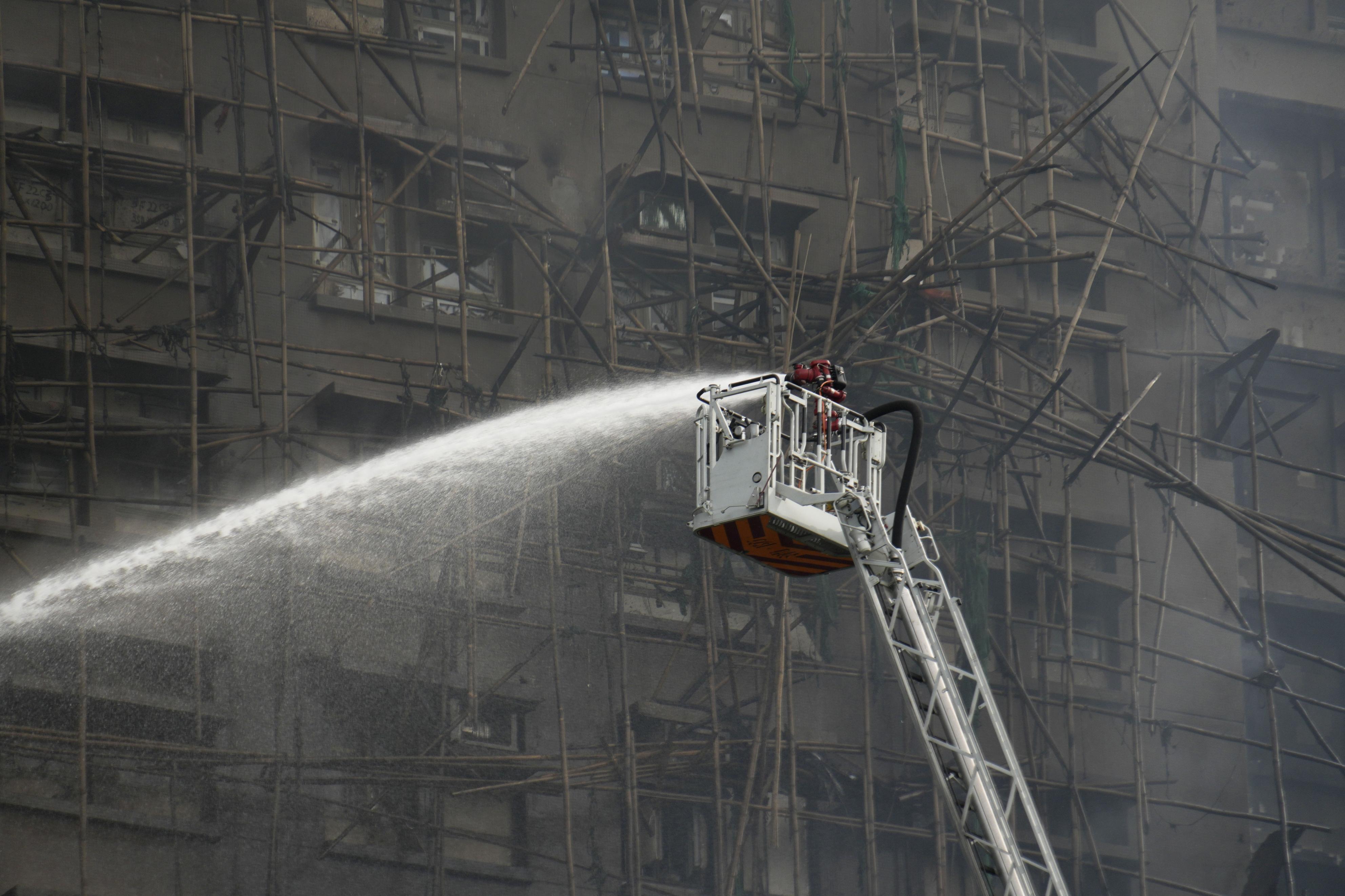 消防單位今（28日）凌晨表示，救援與滅火行動已進入最後階段，預計今天上午9時完成7座大樓全部單位的爆破搜索。（東方IC提供）
