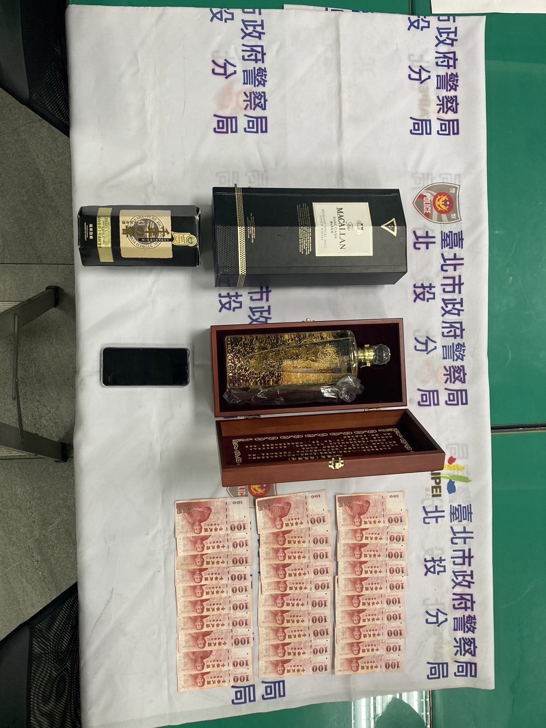 陳男趁颱風天潛入熱炒店偷走洋酒與現金。（翻攝畫面）