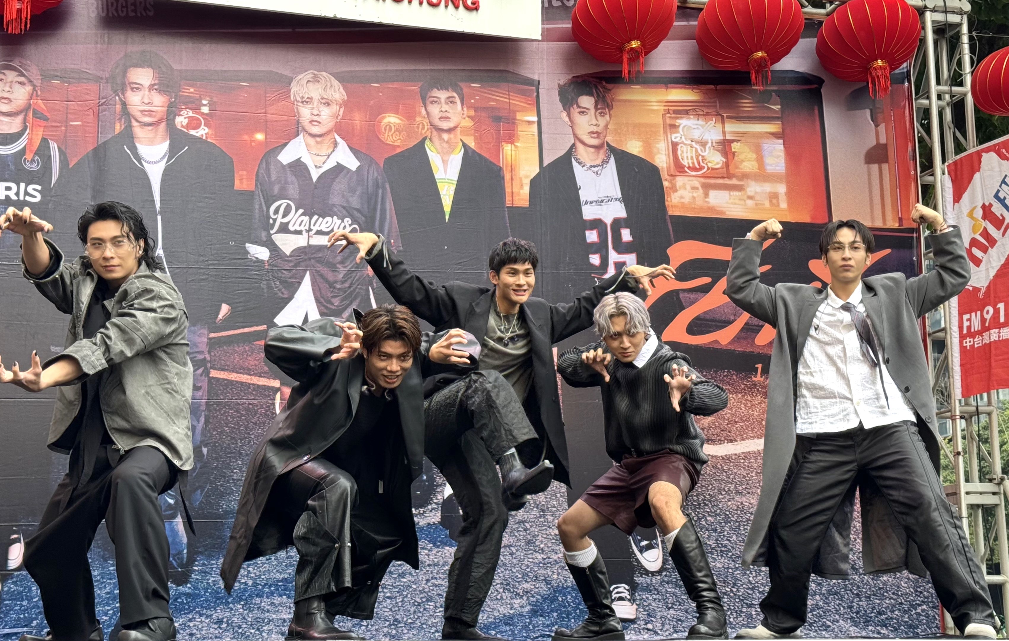 FEniX上週六前往台中舉辦該專輯首場簽唱會。（華納唱片提供）