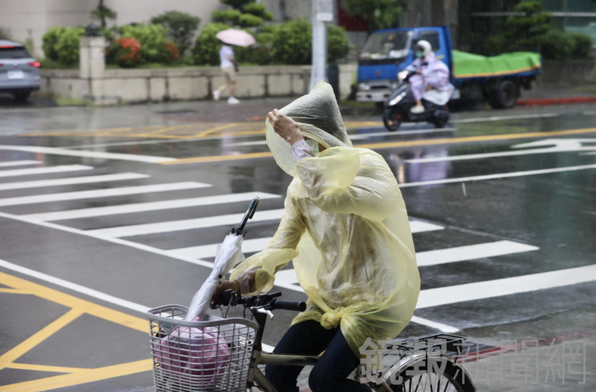 氣象專家林得恩指出,越晚風雨越大。(鏡報林煒凱)