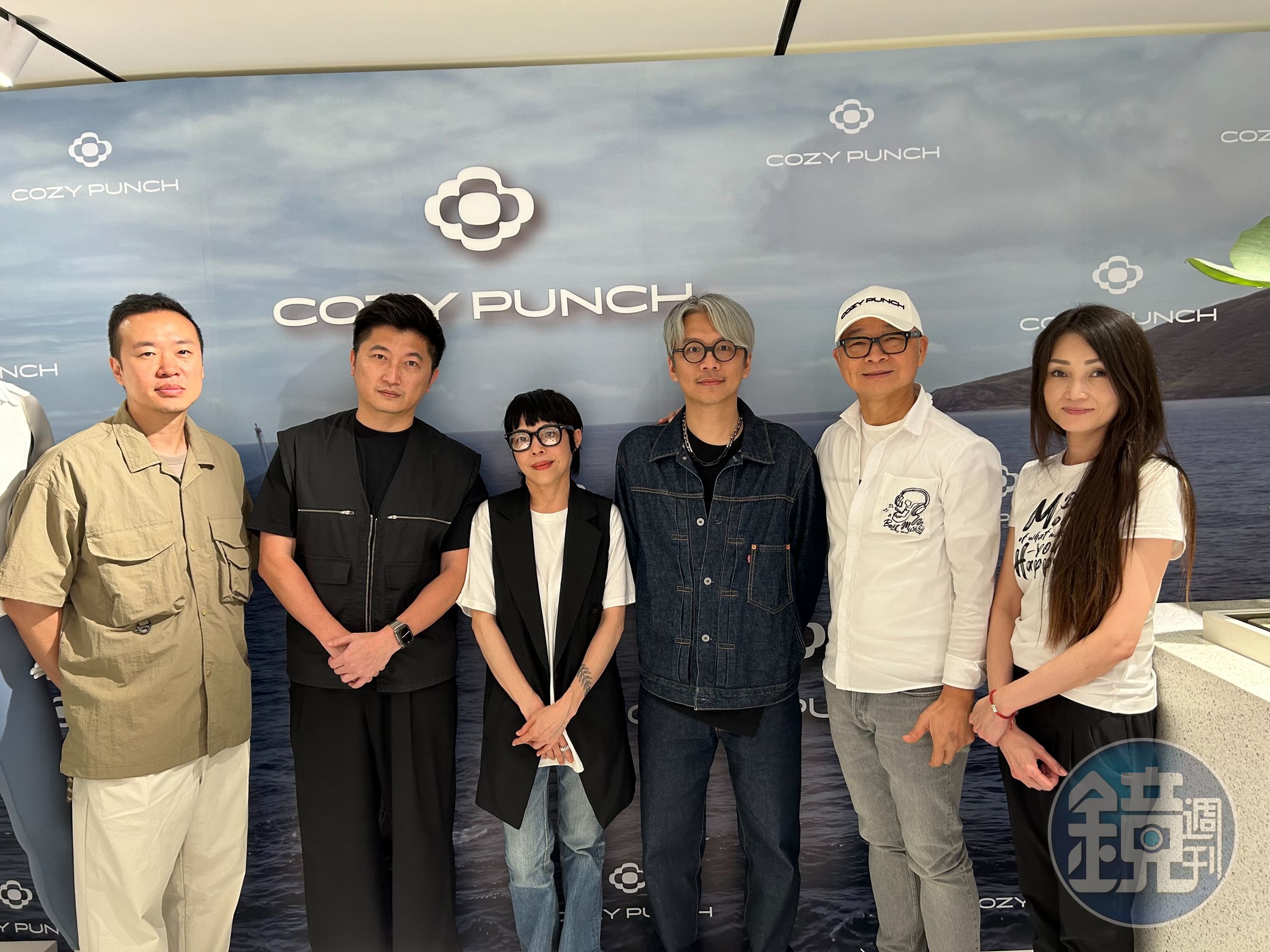 COZY PUNCH 老闆劉本謙(左2),帶著品牌團隊陳咨廷(左起)、陳善偉、賴怡伶、王宗欣、林詩育為新店開幕站台。