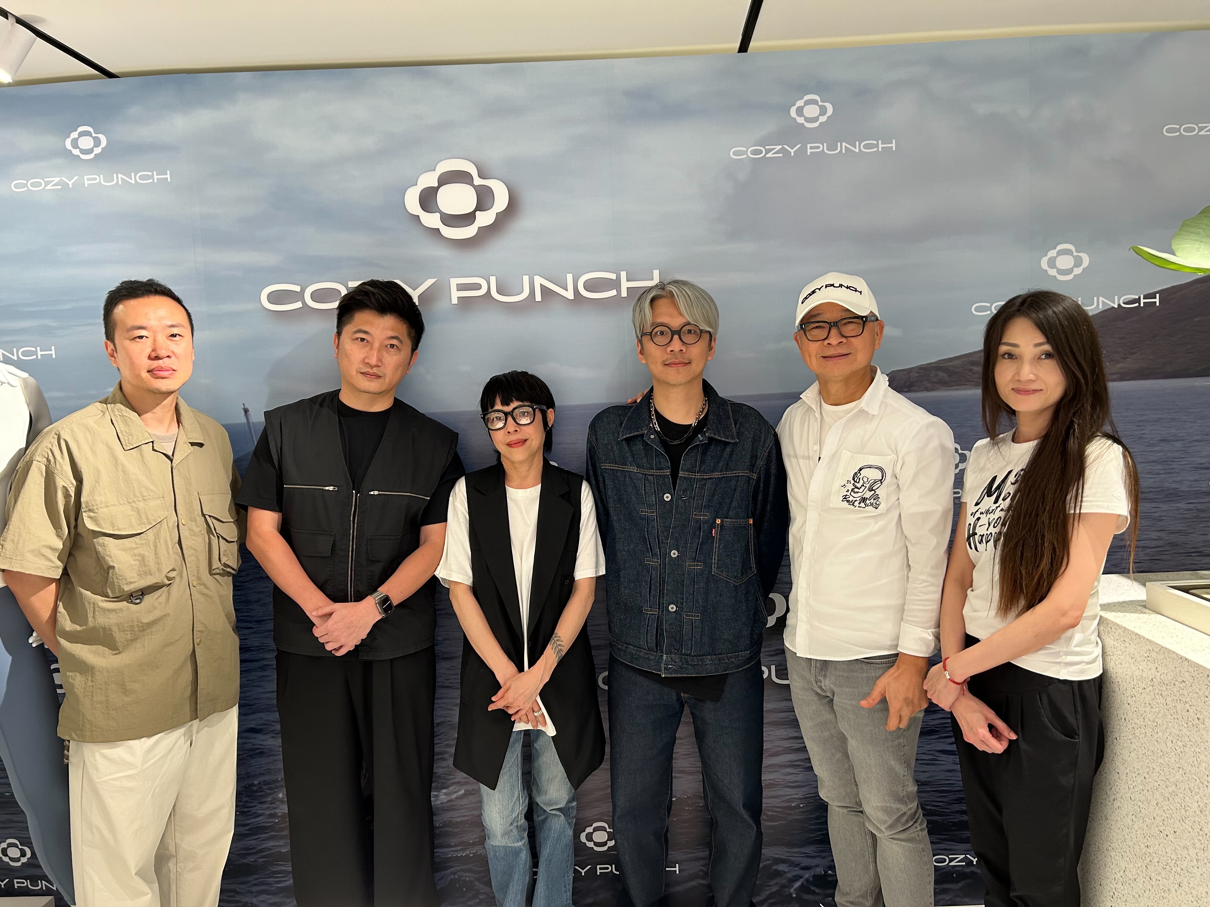 COZY PUNCH 老闆劉本謙（左2），帶著品牌團隊陳咨廷（左起）、陳善偉、賴怡伶、王宗欣、林詩育為新店開幕站台。