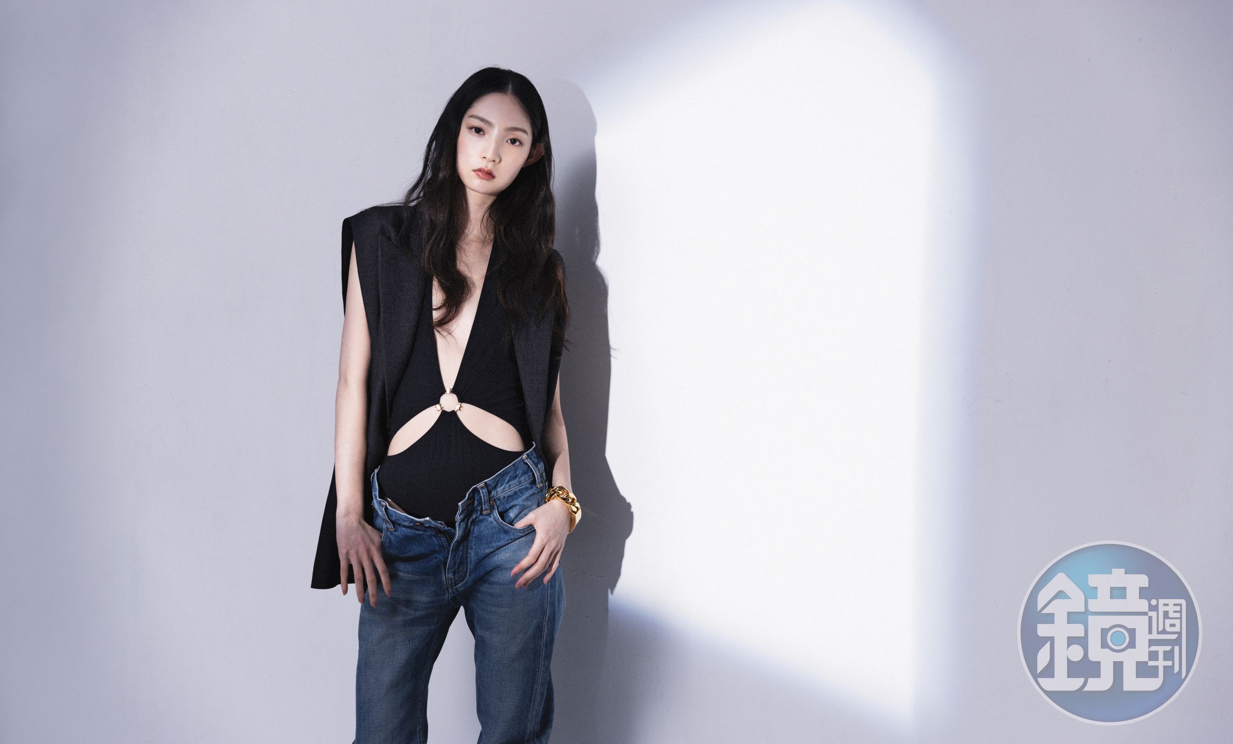 深灰色西裝背心外套 價格店洽 by GUCCI；平紋針織TRIOMPHE泳衣 NT$31,500 by CELINE BY HEDI SLIMANE；水洗牛仔布MARCO牛仔褲 NT$40,500 by CELINE BY HEDI SLIMANE；金屬手鍊 NT$16,800 by GUCCI。