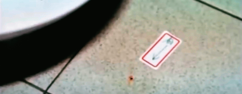 警方在案發現場發現血滴,採集後送鑑識中心進行比對。(翻攝畫面)