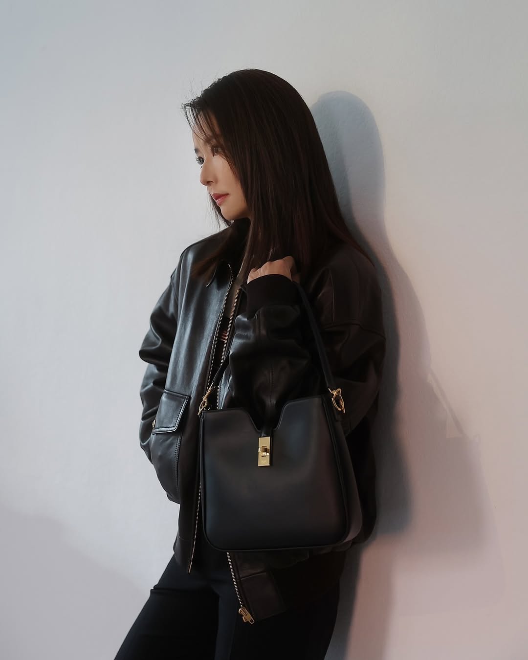 林心如以黑色皮衣與長褲的帥氣look配上CAMILLE 16 SOFT。（CELINE BY HEDI SLIMANE提供）