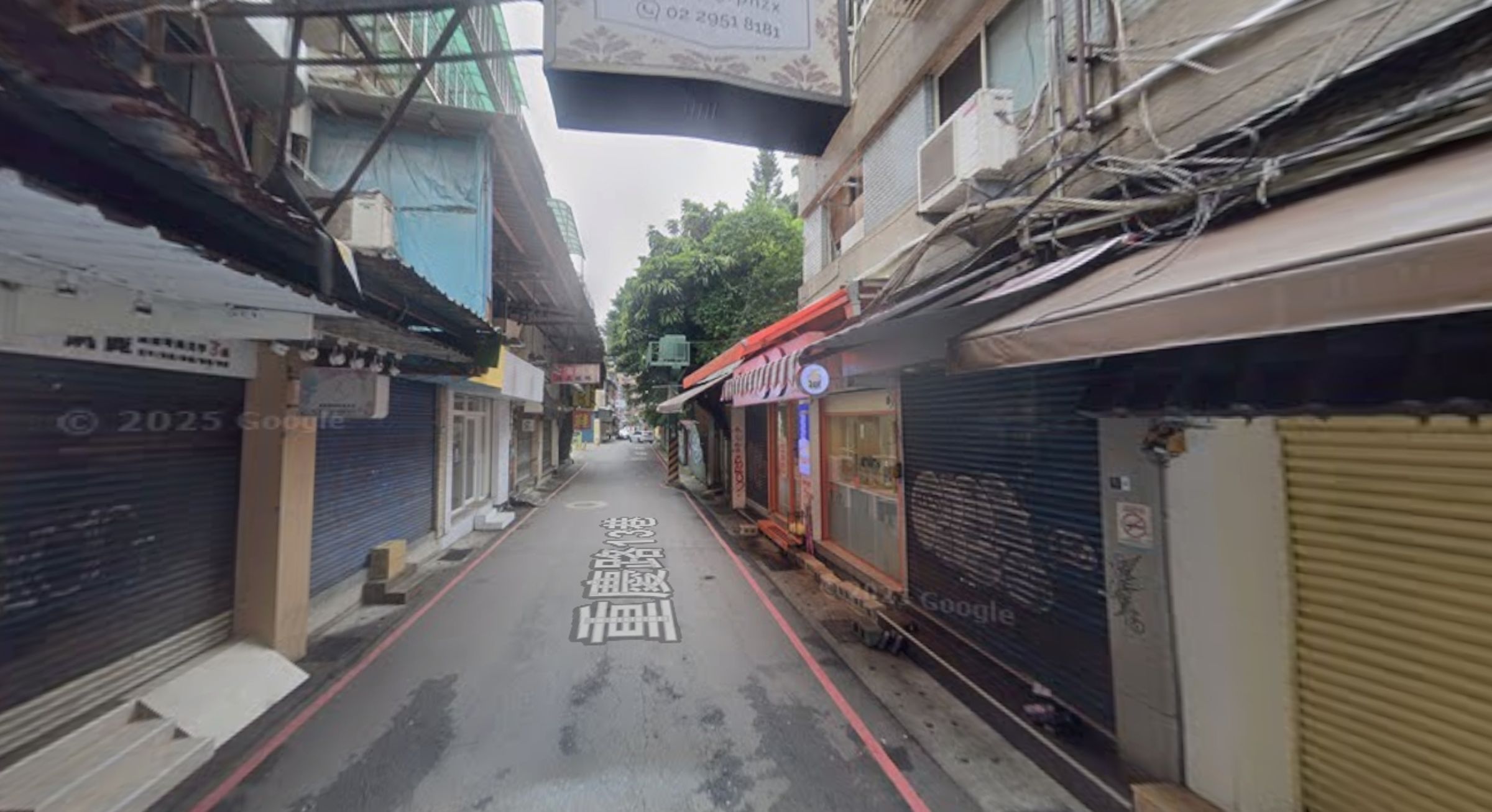 板橋後站商圈曾是學生最愛的「小西門町」，如今滿街出租、空蕩蕭條，讓老板橋人看了心碎。（翻攝自google maps）