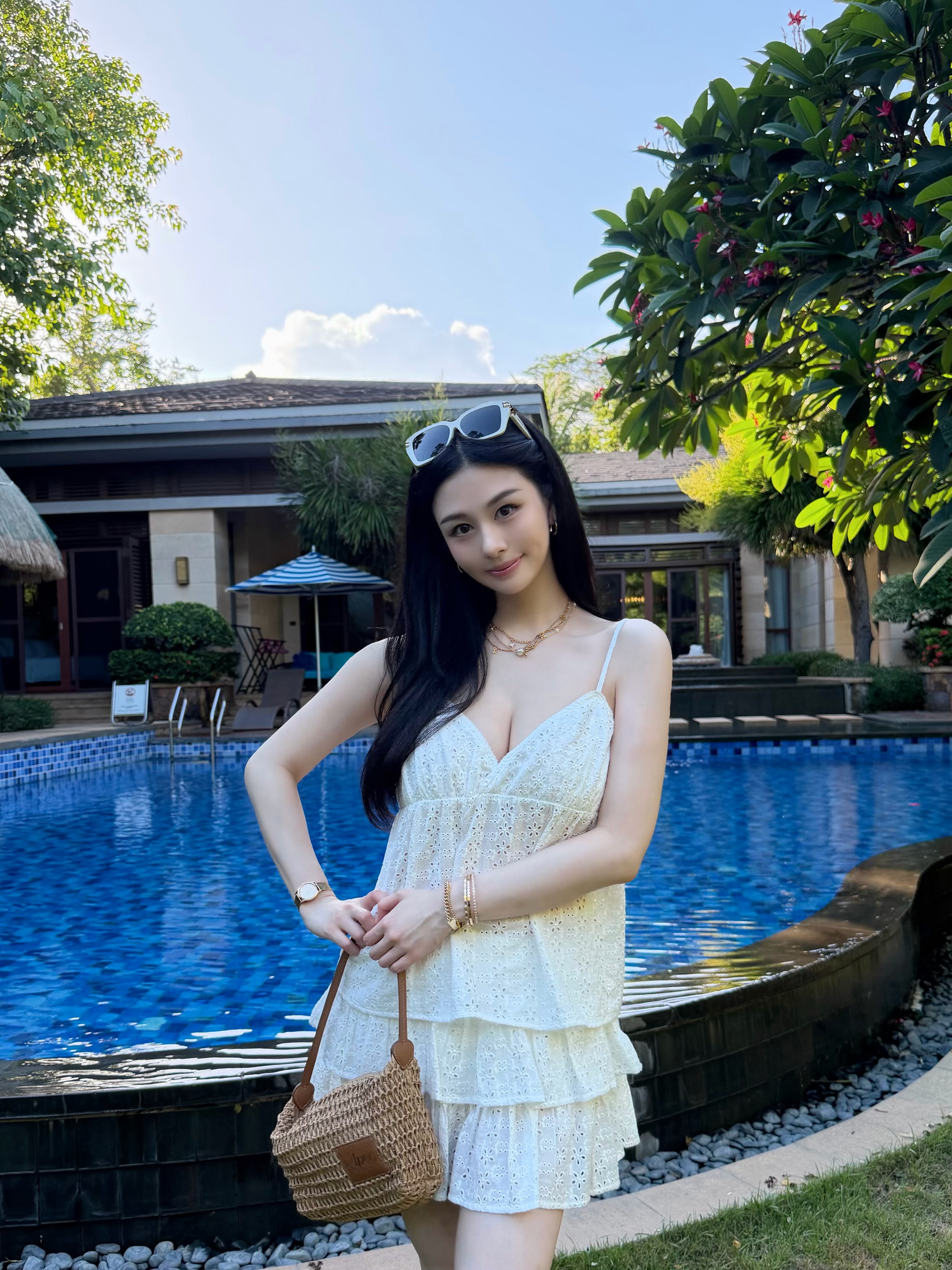 沈月穿上低胸蕾絲洋裝，盡顯好身材。（翻攝yuetyuetxx IG）