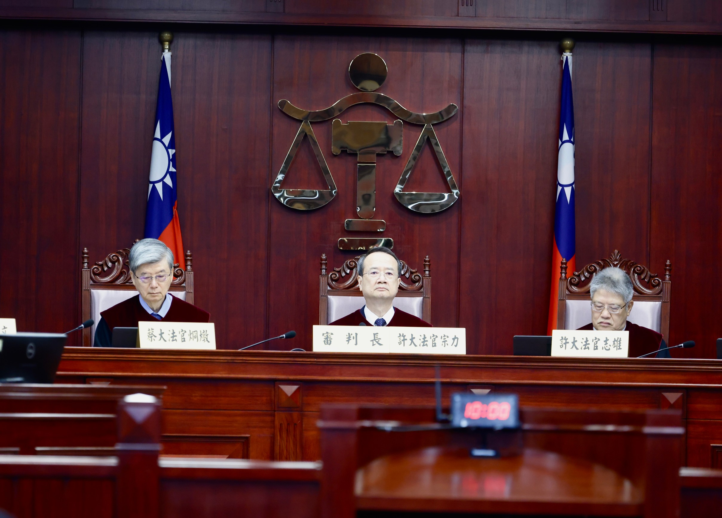 憲法法庭審判長許宗力等7位大法官將於10月底任滿卸職,全案將於10月底前宣判。