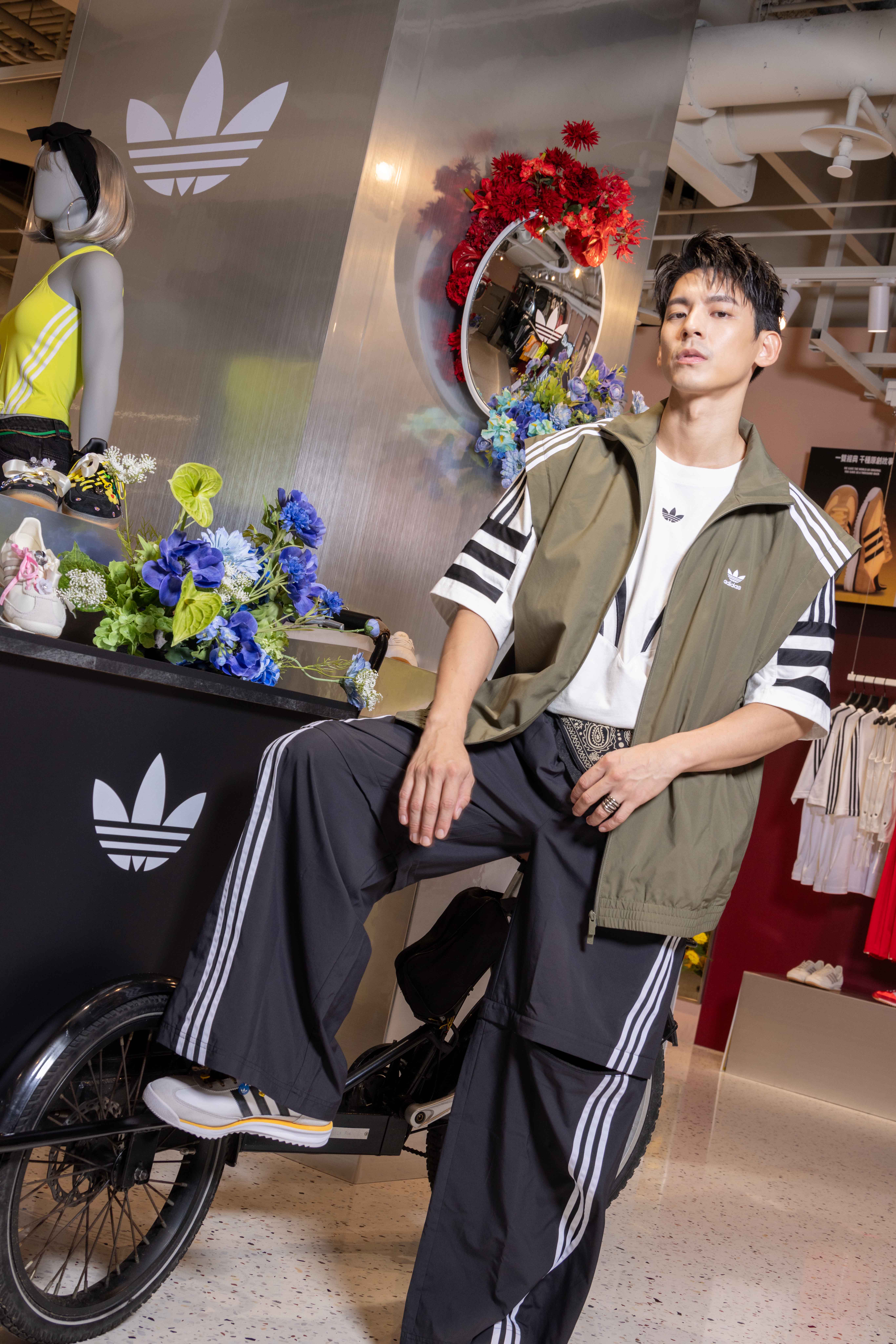 林柏宏穿著三條線短袖上衣NT$2,090、2WAY三條線休閒褲NT$3,690、2WAY三條線立領外套NT$4,290、SL72RS鞋款NT$3,290。(adidas Originals提供)