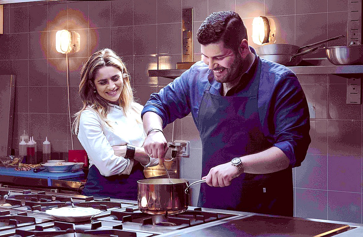 為了演好餐廳老闆的角色，薩爾瓦多也拜師學煮拿坡里傳統料理「馬鈴薯義大利麵」。（海鵬提供）