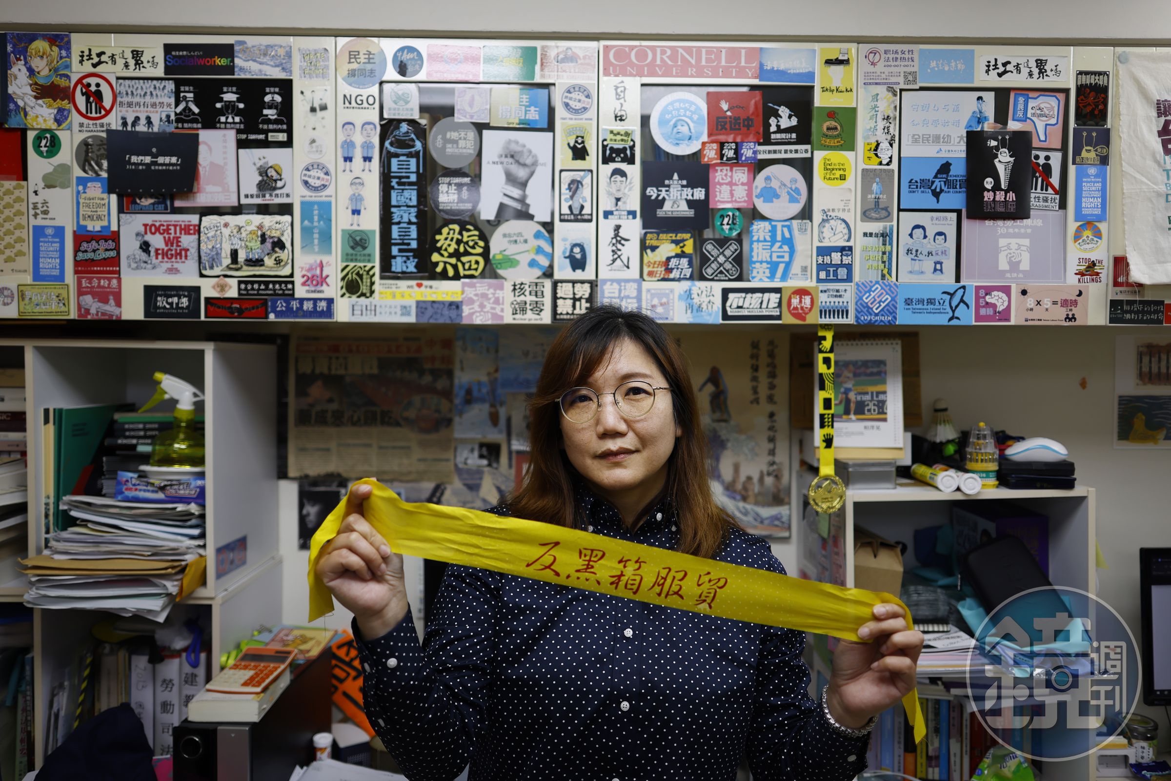 嚴婉玲帶我們到當時NGO團體與學生開會的勞工陣線辦公室,牆上滿是十年前的標語、海報。