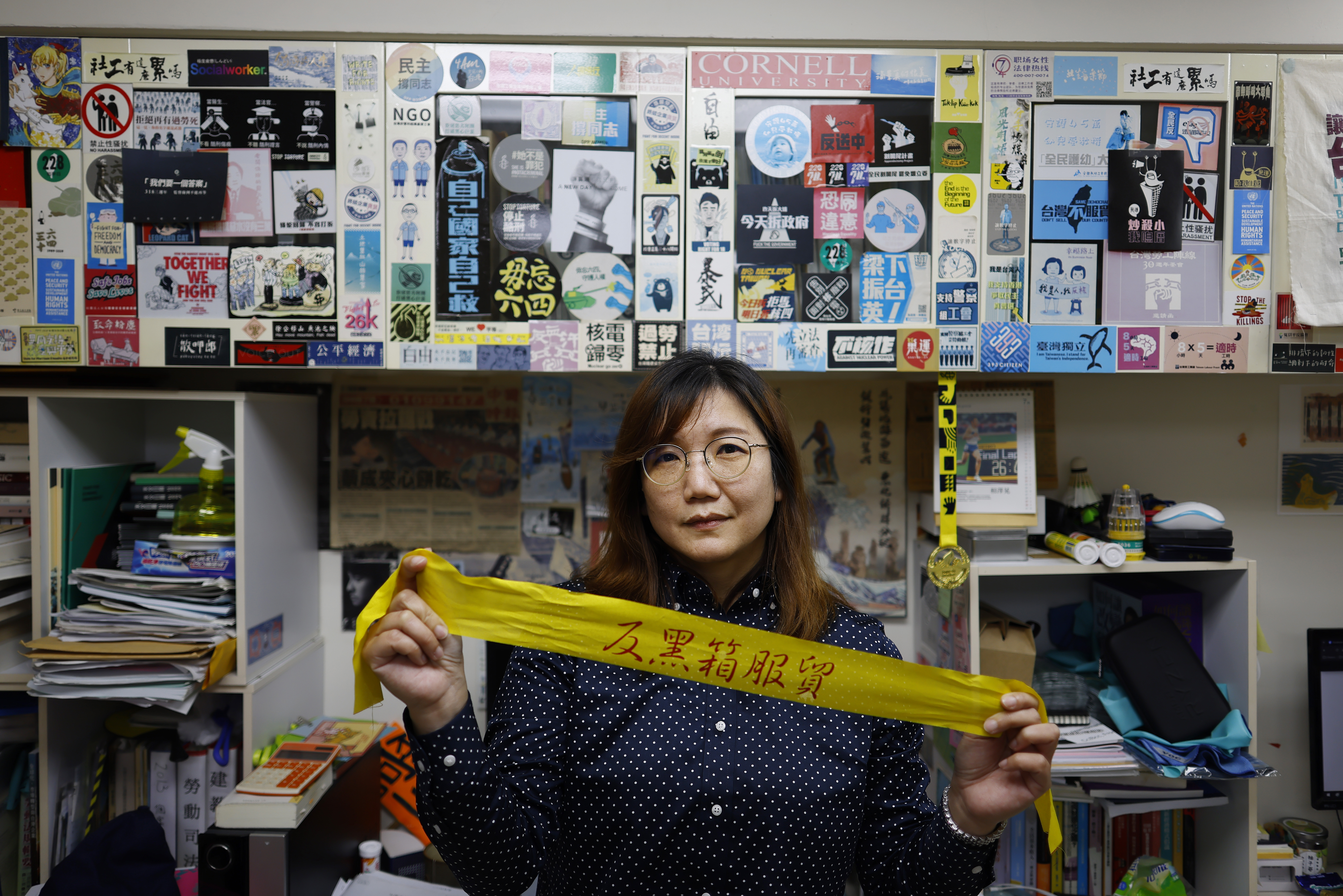 嚴婉玲帶我們到當時NGO團體與學生開會的勞工陣線辦公室，牆上滿是十年前的標語、海報。