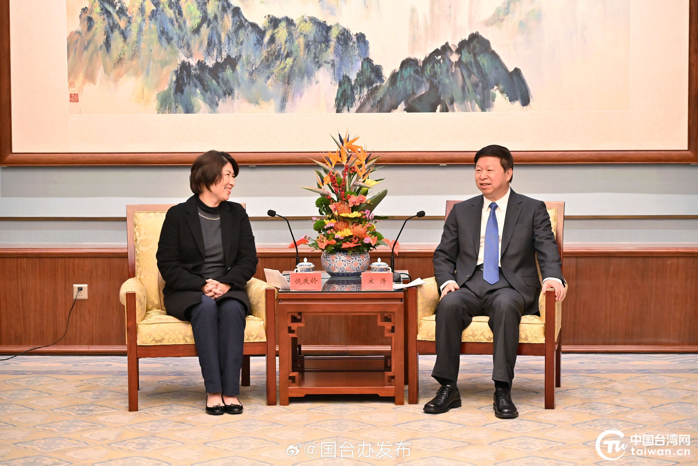 饒慶鈴率藍營立委、發言人赴中訪問,卻在未報備的行程中會見中國國台辦主任宋濤。(翻攝自國台辦微博)